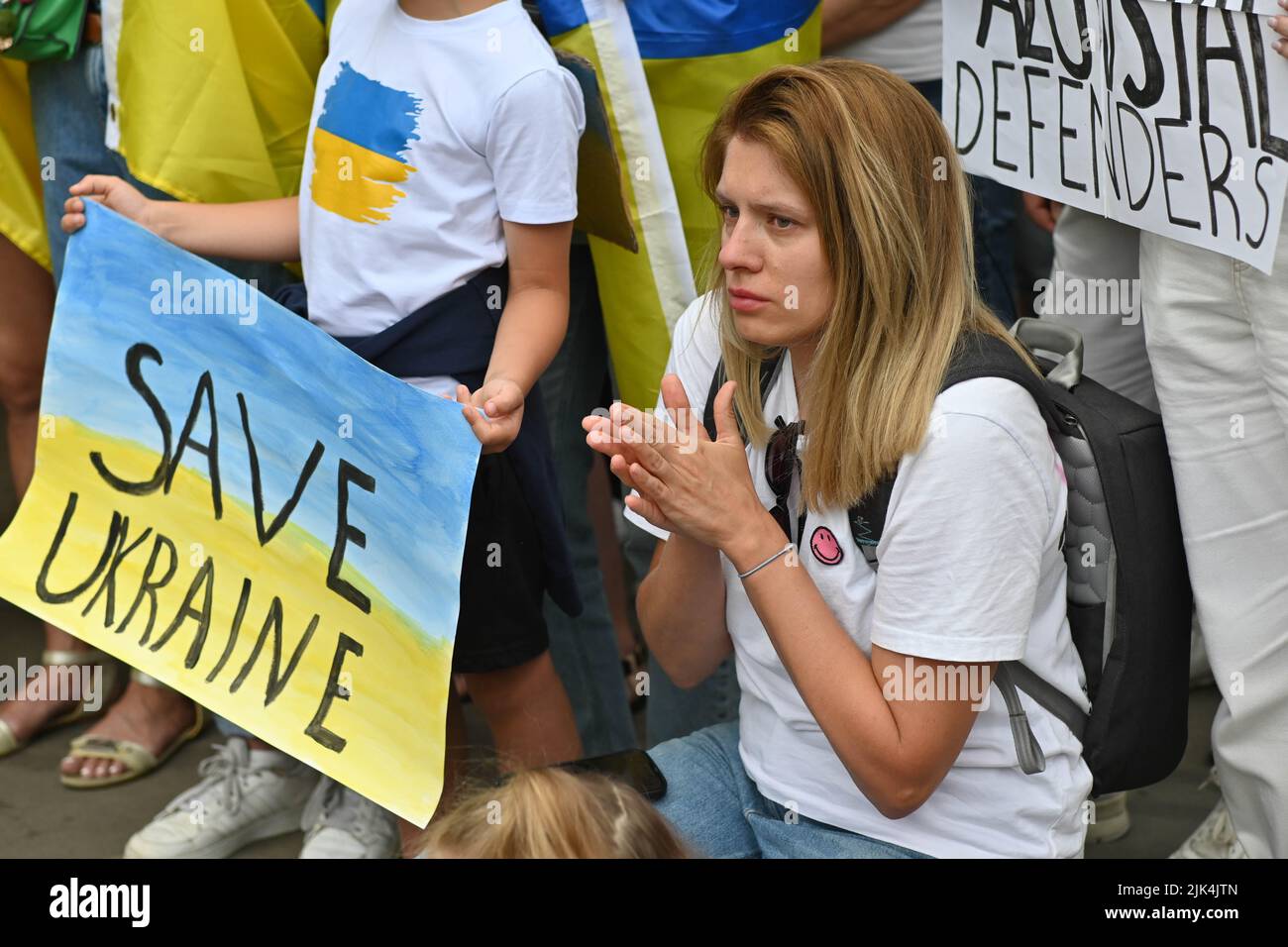 Downing Street, London, Großbritannien. 30. Juli 2022. Demonstranten, die ein Schild halten, protestieren vor der Downing Street. Der Krieg in der Ukraine war extrem gewalttätig, und der Sprecher beschuldigte die russischen Soldaten, Gräueltaten in der Ukraine begangen zu haben. Es wird keinen Sieger im Krieg geben. Die Ukraine ist eine stolze ukrainische Nation. Wir wissen, dass die NATO uns belogen hat. Gib uns die Waffen, die du versprochen hast. Wir wollen nicht, dass ihr für uns kämpft. Wir können allein gegen die Russen kämpfen. Es macht mich traurig, die Tränen in den Augen der ukrainischen Mädchen und Frauen zu sehen. Quelle: Siehe Li/Picture Capital/Alamy Live News Stockfoto