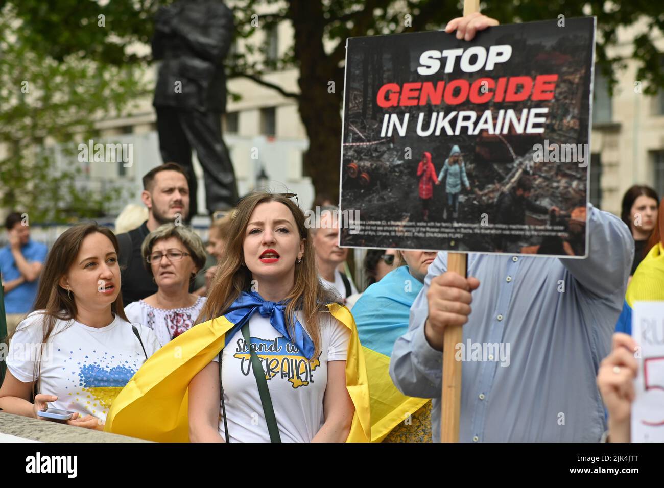 Downing Street, London, Großbritannien. 30. Juli 2022. Demonstranten, die ein Schild halten, protestieren vor der Downing Street. Der Krieg in der Ukraine war extrem gewalttätig, und der Sprecher beschuldigte die russischen Soldaten, Gräueltaten in der Ukraine begangen zu haben. Es wird keinen Sieger im Krieg geben. Die Ukraine ist eine stolze ukrainische Nation. Wir wissen, dass die NATO uns belogen hat. Gib uns die Waffen, die du versprochen hast. Wir wollen nicht, dass ihr für uns kämpft. Wir können allein gegen die Russen kämpfen. Es macht mich traurig, die Tränen in den Augen der ukrainischen Mädchen und Frauen zu sehen. Quelle: Siehe Li/Picture Capital/Alamy Live News Stockfoto
