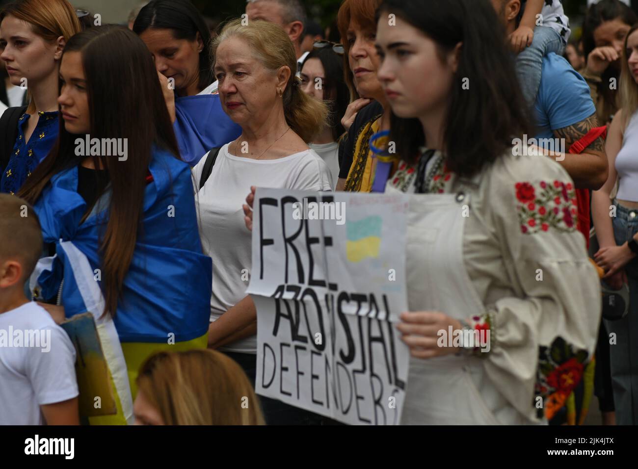 Downing Street, London, Großbritannien. 30. Juli 2022. Demonstranten, die ein Schild halten, protestieren vor der Downing Street. Der Krieg in der Ukraine war extrem gewalttätig, und der Sprecher beschuldigte die russischen Soldaten, Gräueltaten in der Ukraine begangen zu haben. Es wird keinen Sieger im Krieg geben. Die Ukraine ist eine stolze ukrainische Nation. Wir wissen, dass die NATO uns belogen hat. Gib uns die Waffen, die du versprochen hast. Wir wollen nicht, dass ihr für uns kämpft. Wir können allein gegen die Russen kämpfen. Es macht mich traurig, die Tränen in den Augen der ukrainischen Mädchen und Frauen zu sehen. Quelle: Siehe Li/Picture Capital/Alamy Live News Stockfoto