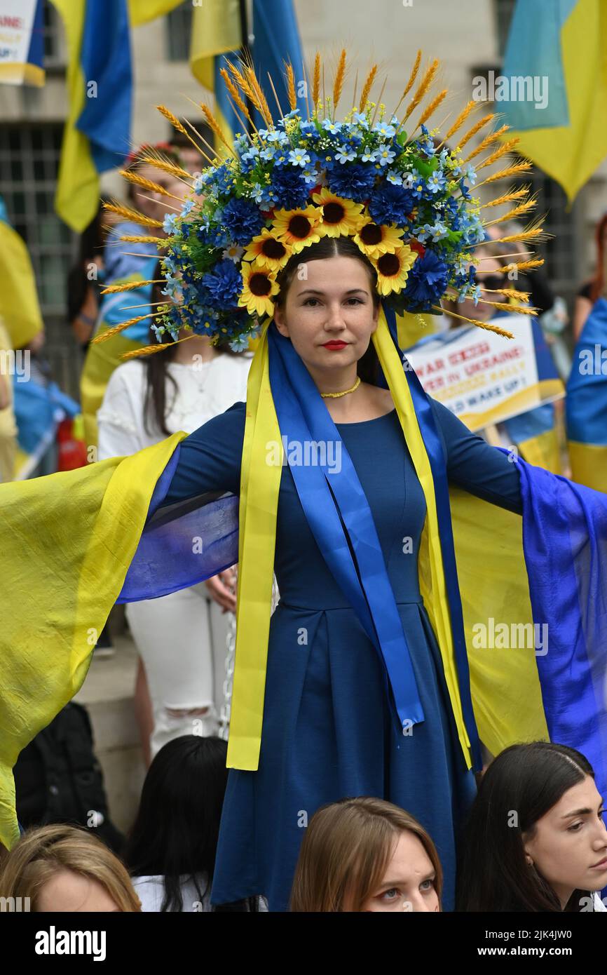 Downing Street, London, Großbritannien. 30. Juli 2022. Demonstranten, die ein Schild halten, protestieren vor der Downing Street. Der Krieg in der Ukraine war extrem gewalttätig, und der Sprecher beschuldigte die russischen Soldaten, Gräueltaten in der Ukraine begangen zu haben. Es wird keinen Sieger im Krieg geben. Die Ukraine ist eine stolze ukrainische Nation. Wir wissen, dass die NATO uns belogen hat. Gib uns die Waffen, die du versprochen hast. Wir wollen nicht, dass ihr für uns kämpft. Wir können allein gegen die Russen kämpfen. Es macht mich traurig, die Tränen in den Augen der ukrainischen Mädchen und Frauen zu sehen. Quelle: Siehe Li/Picture Capital/Alamy Live News Stockfoto