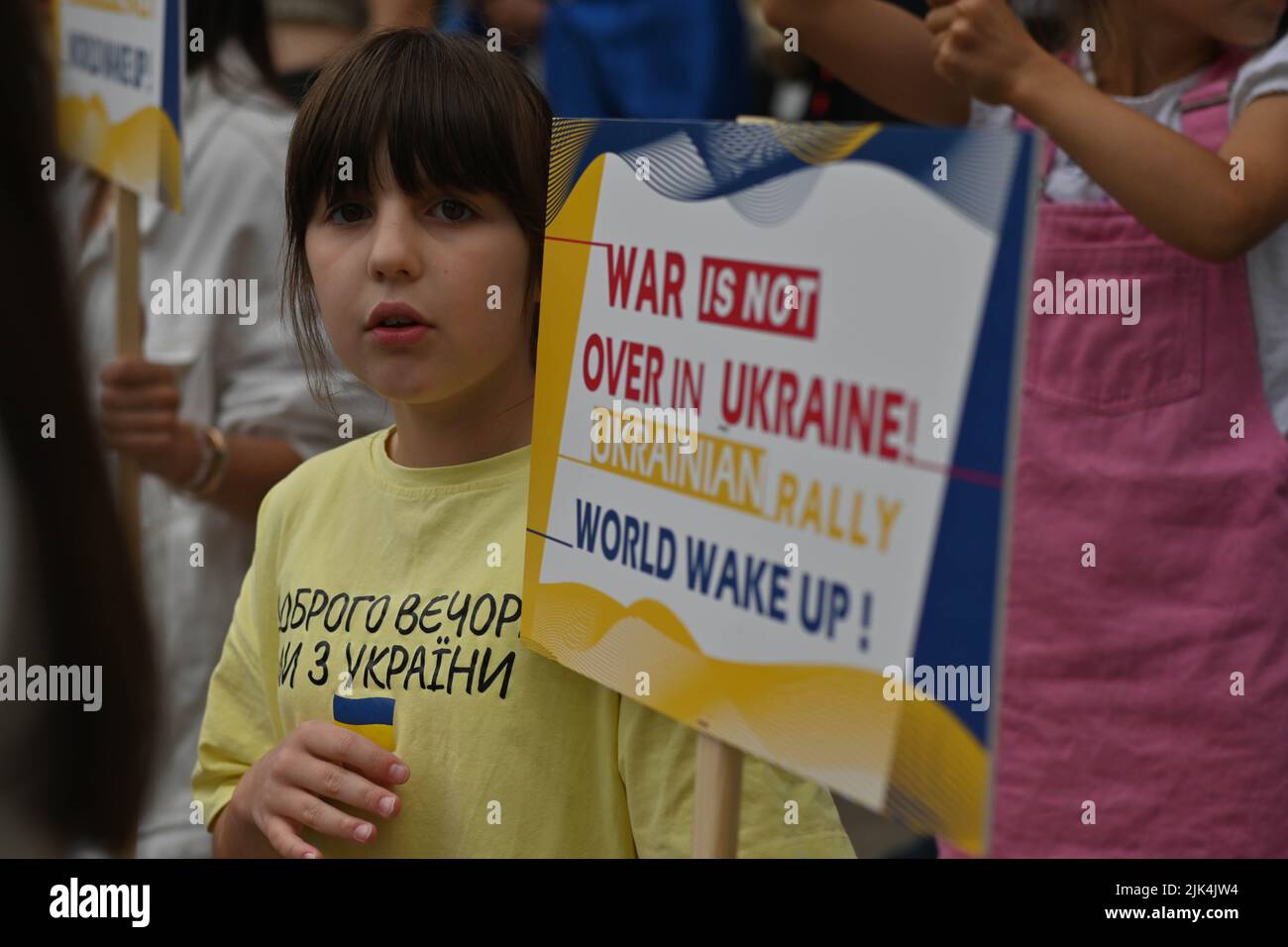 Downing Street, London, Großbritannien. 30. Juli 2022. Demonstranten, die ein Schild halten, protestieren vor der Downing Street. Der Krieg in der Ukraine war extrem gewalttätig, und der Sprecher beschuldigte die russischen Soldaten, Gräueltaten in der Ukraine begangen zu haben. Es wird keinen Sieger im Krieg geben. Die Ukraine ist eine stolze ukrainische Nation. Wir wissen, dass die NATO uns belogen hat. Gib uns die Waffen, die du versprochen hast. Wir wollen nicht, dass ihr für uns kämpft. Wir können allein gegen die Russen kämpfen. Es macht mich traurig, die Tränen in den Augen der ukrainischen Mädchen und Frauen zu sehen. Quelle: Siehe Li/Picture Capital/Alamy Live News Stockfoto