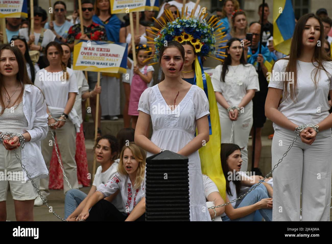 Downing Street, London, Großbritannien. 30. Juli 2022. Demonstranten, die ein Schild halten, protestieren vor der Downing Street. Der Krieg in der Ukraine war extrem gewalttätig, und der Sprecher beschuldigte die russischen Soldaten, Gräueltaten in der Ukraine begangen zu haben. Es wird keinen Sieger im Krieg geben. Die Ukraine ist eine stolze ukrainische Nation. Wir wissen, dass die NATO uns belogen hat. Gib uns die Waffen, die du versprochen hast. Wir wollen nicht, dass ihr für uns kämpft. Wir können allein gegen die Russen kämpfen. Es macht mich traurig, die Tränen in den Augen der ukrainischen Mädchen und Frauen zu sehen. Quelle: Siehe Li/Picture Capital/Alamy Live News Stockfoto