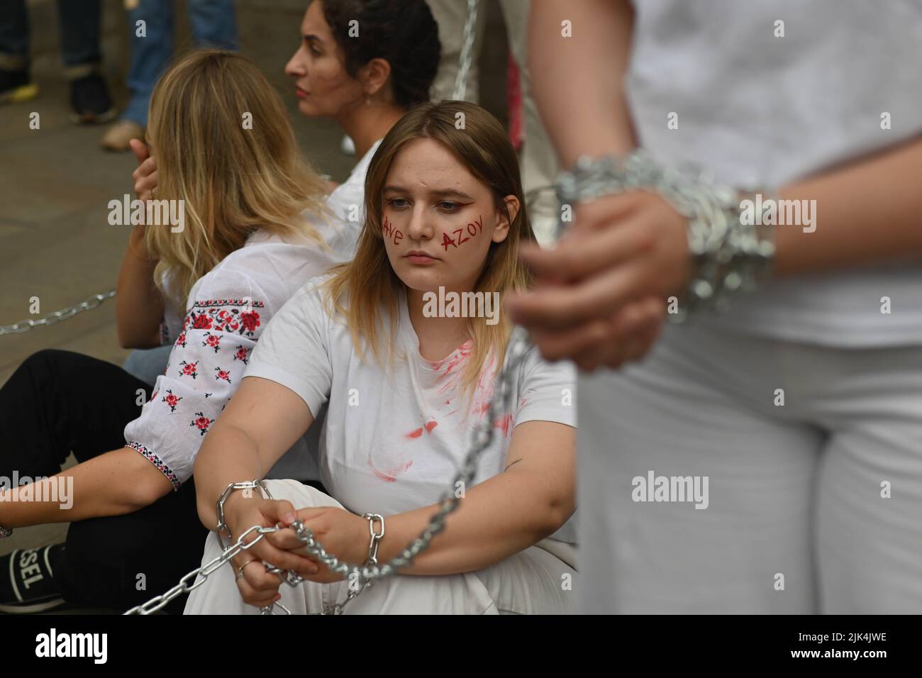 Downing Street, London, Großbritannien. 30. Juli 2022. Demonstranten, die ein Schild halten, protestieren vor der Downing Street. Der Krieg in der Ukraine war extrem gewalttätig, und der Sprecher beschuldigte die russischen Soldaten, Gräueltaten in der Ukraine begangen zu haben. Es wird keinen Sieger im Krieg geben. Die Ukraine ist eine stolze ukrainische Nation. Wir wissen, dass die NATO uns belogen hat. Gib uns die Waffen, die du versprochen hast. Wir wollen nicht, dass ihr für uns kämpft. Wir können allein gegen die Russen kämpfen. Es macht mich traurig, die Tränen in den Augen der ukrainischen Mädchen und Frauen zu sehen. Quelle: Siehe Li/Picture Capital/Alamy Live News Stockfoto