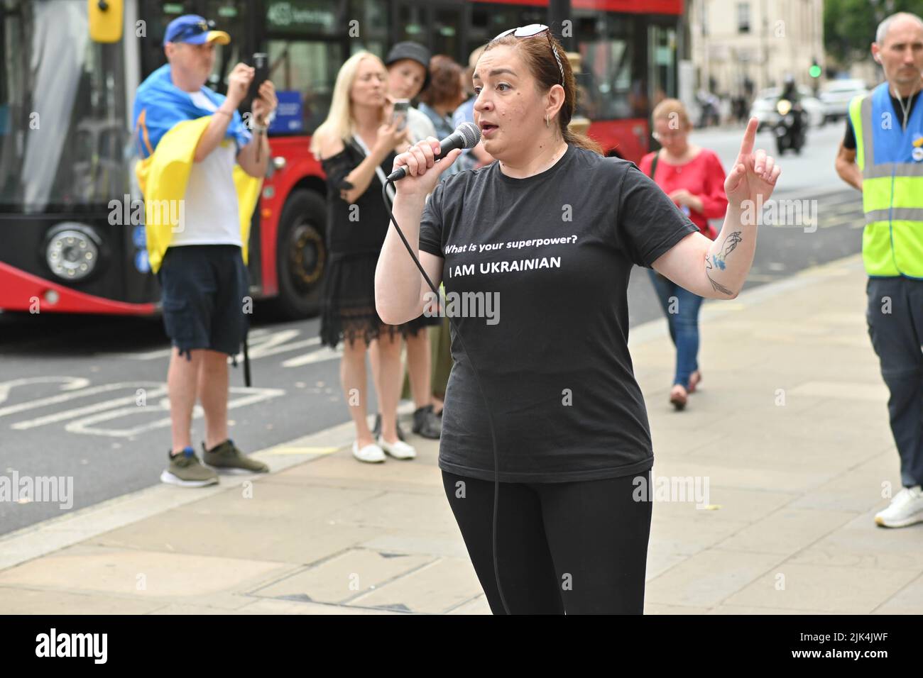 Downing Street, London, Großbritannien. 30. Juli 2022. Demonstranten, die ein Schild halten, protestieren vor der Downing Street. Der Krieg in der Ukraine war extrem gewalttätig, und der Sprecher beschuldigte die russischen Soldaten, Gräueltaten in der Ukraine begangen zu haben. Es wird keinen Sieger im Krieg geben. Die Ukraine ist eine stolze ukrainische Nation. Wir wissen, dass die NATO uns belogen hat. Gib uns die Waffen, die du versprochen hast. Wir wollen nicht, dass ihr für uns kämpft. Wir können allein gegen die Russen kämpfen. Es macht mich traurig, die Tränen in den Augen der ukrainischen Mädchen und Frauen zu sehen. Quelle: Siehe Li/Picture Capital/Alamy Live News Stockfoto