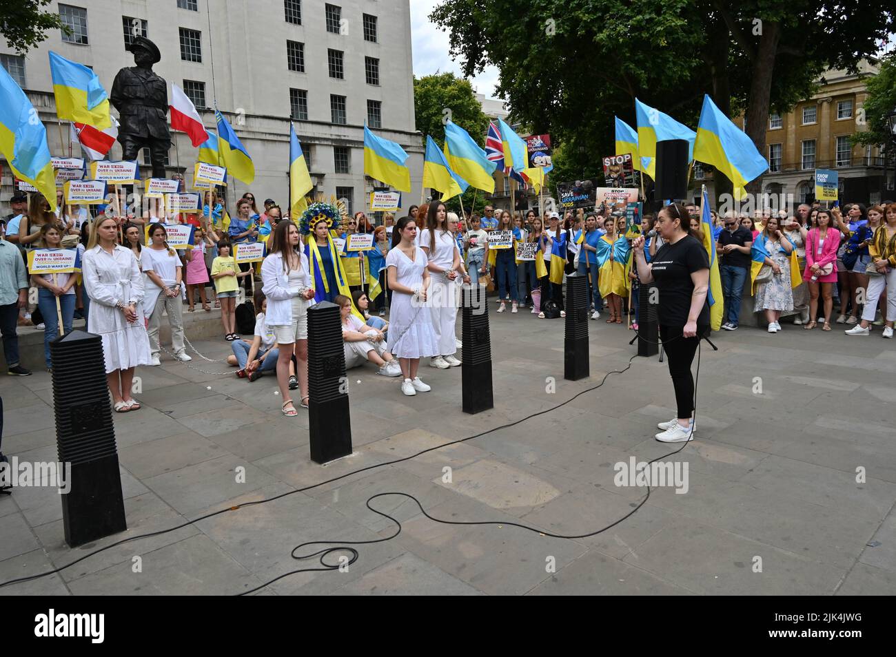 Downing Street, London, Großbritannien. 30. Juli 2022. Demonstranten, die ein Schild halten, protestieren vor der Downing Street. Der Krieg in der Ukraine war extrem gewalttätig, und der Sprecher beschuldigte die russischen Soldaten, Gräueltaten in der Ukraine begangen zu haben. Es wird keinen Sieger im Krieg geben. Die Ukraine ist eine stolze ukrainische Nation. Wir wissen, dass die NATO uns belogen hat. Gib uns die Waffen, die du versprochen hast. Wir wollen nicht, dass ihr für uns kämpft. Wir können allein gegen die Russen kämpfen. Es macht mich traurig, die Tränen in den Augen der ukrainischen Mädchen und Frauen zu sehen. Quelle: Siehe Li/Picture Capital/Alamy Live News Stockfoto
