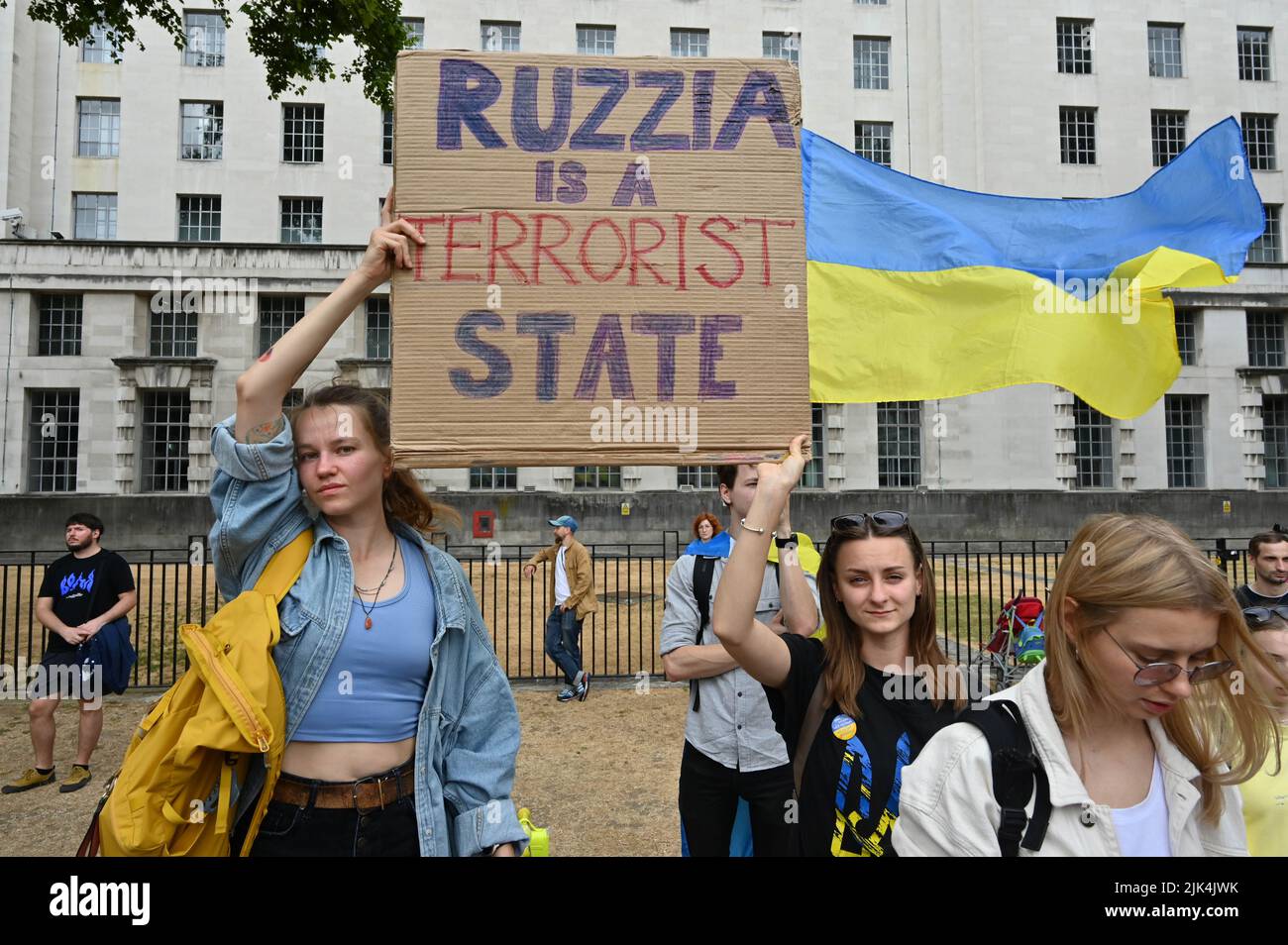 Downing Street, London, Großbritannien. 30. Juli 2022. Demonstranten, die ein Schild halten, protestieren vor der Downing Street. Der Krieg in der Ukraine war extrem gewalttätig, und der Sprecher beschuldigte die russischen Soldaten, Gräueltaten in der Ukraine begangen zu haben. Es wird keinen Sieger im Krieg geben. Die Ukraine ist eine stolze ukrainische Nation. Wir wissen, dass die NATO uns belogen hat. Gib uns die Waffen, die du versprochen hast. Wir wollen nicht, dass ihr für uns kämpft. Wir können allein gegen die Russen kämpfen. Es macht mich traurig, die Tränen in den Augen der ukrainischen Mädchen und Frauen zu sehen. Quelle: Siehe Li/Picture Capital/Alamy Live News Stockfoto