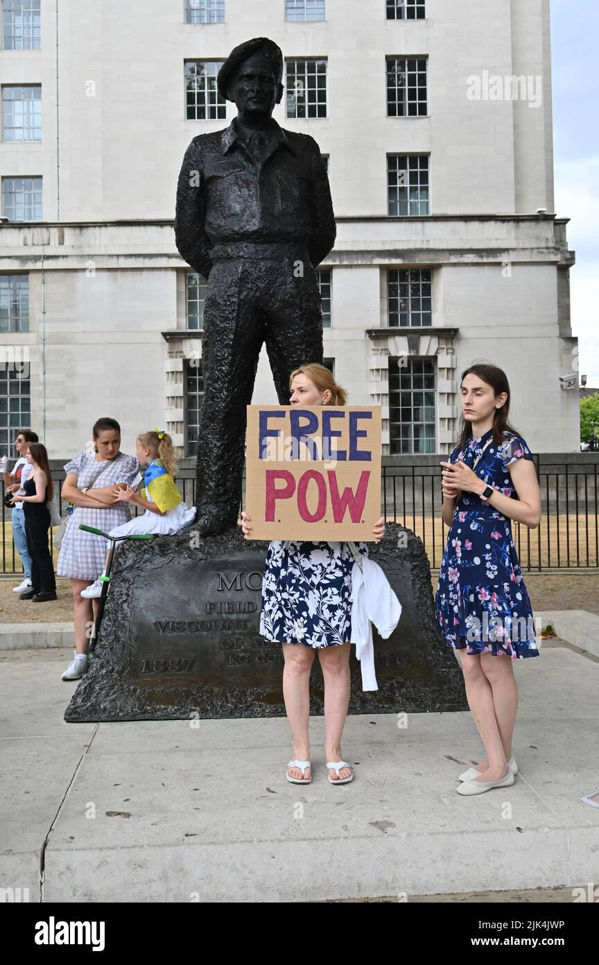 Downing Street, London, Großbritannien. 30. Juli 2022. Demonstranten, die ein Schild halten, protestieren vor der Downing Street. Der Krieg in der Ukraine war extrem gewalttätig, und der Sprecher beschuldigte die russischen Soldaten, Gräueltaten in der Ukraine begangen zu haben. Es wird keinen Sieger im Krieg geben. Die Ukraine ist eine stolze ukrainische Nation. Wir wissen, dass die NATO uns belogen hat. Gib uns die Waffen, die du versprochen hast. Wir wollen nicht, dass ihr für uns kämpft. Wir können allein gegen die Russen kämpfen. Es macht mich traurig, die Tränen in den Augen der ukrainischen Mädchen und Frauen zu sehen. Quelle: Siehe Li/Picture Capital/Alamy Live News Stockfoto