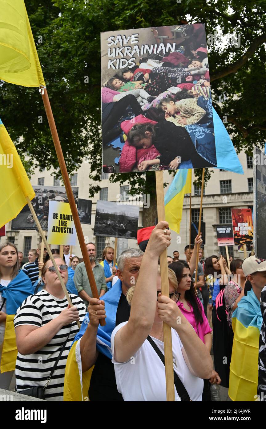 Downing Street, London, Großbritannien. 30. Juli 2022. Demonstranten, die ein Schild halten, protestieren vor der Downing Street. Der Krieg in der Ukraine war extrem gewalttätig, und der Sprecher beschuldigte die russischen Soldaten, Gräueltaten in der Ukraine begangen zu haben. Es wird keinen Sieger im Krieg geben. Die Ukraine ist eine stolze ukrainische Nation. Wir wissen, dass die NATO uns belogen hat. Gib uns die Waffen, die du versprochen hast. Wir wollen nicht, dass ihr für uns kämpft. Wir können allein gegen die Russen kämpfen. Es macht mich traurig, die Tränen in den Augen der ukrainischen Mädchen und Frauen zu sehen. Quelle: Siehe Li/Picture Capital/Alamy Live News Stockfoto