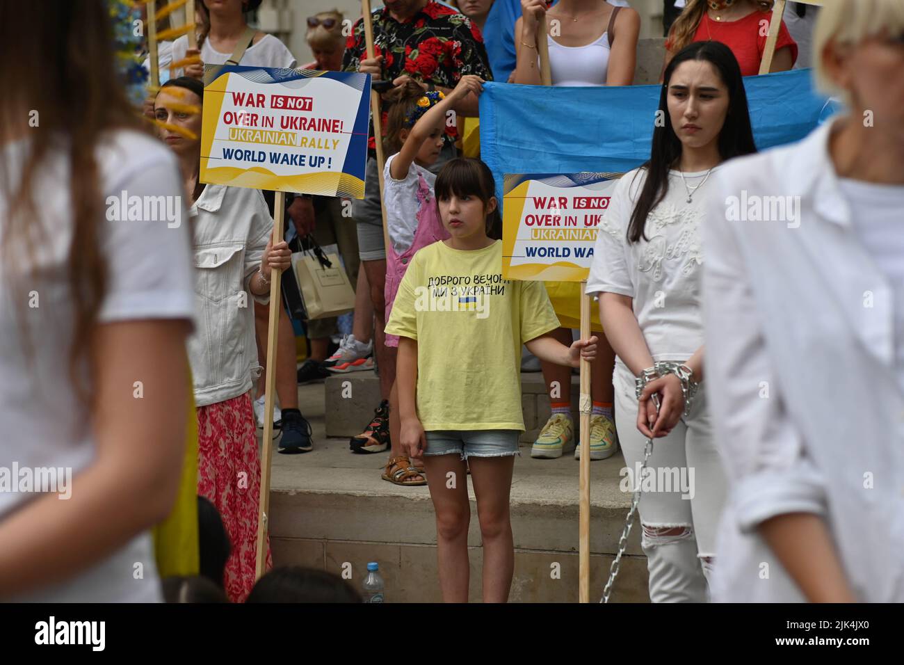 Downing Street, London, Großbritannien. 30. Juli 2022. Demonstranten, die ein Schild halten, protestieren vor der Downing Street. Der Krieg in der Ukraine war extrem gewalttätig, und der Sprecher beschuldigte die russischen Soldaten, Gräueltaten in der Ukraine begangen zu haben. Es wird keinen Sieger im Krieg geben. Die Ukraine ist eine stolze ukrainische Nation. Wir wissen, dass die NATO uns belogen hat. Gib uns die Waffen, die du versprochen hast. Wir wollen nicht, dass ihr für uns kämpft. Wir können allein gegen die Russen kämpfen. Es macht mich traurig, die Tränen in den Augen der ukrainischen Mädchen und Frauen zu sehen. Quelle: Siehe Li/Picture Capital/Alamy Live News Stockfoto