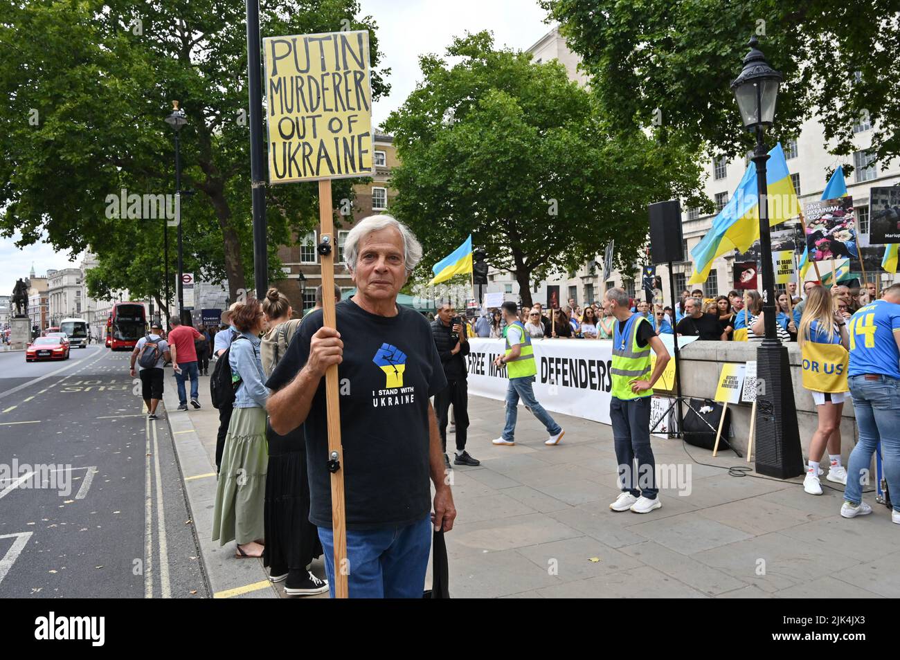 Downing Street, London, Großbritannien. 30. Juli 2022. Demonstranten, die ein Schild halten, protestieren vor der Downing Street. Der Krieg in der Ukraine war extrem gewalttätig, und der Sprecher beschuldigte die russischen Soldaten, Gräueltaten in der Ukraine begangen zu haben. Es wird keinen Sieger im Krieg geben. Die Ukraine ist eine stolze ukrainische Nation. Wir wissen, dass die NATO uns belogen hat. Gib uns die Waffen, die du versprochen hast. Wir wollen nicht, dass ihr für uns kämpft. Wir können allein gegen die Russen kämpfen. Es macht mich traurig, die Tränen in den Augen der ukrainischen Mädchen und Frauen zu sehen. Quelle: Siehe Li/Picture Capital/Alamy Live News Stockfoto