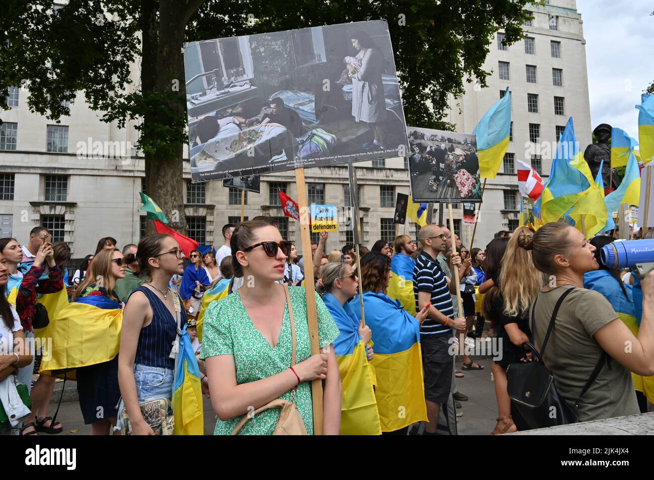 Downing Street, London, Großbritannien. 30. Juli 2022. Demonstranten, die ein Schild halten, protestieren vor der Downing Street. Der Krieg in der Ukraine war extrem gewalttätig, und der Sprecher beschuldigte die russischen Soldaten, Gräueltaten in der Ukraine begangen zu haben. Es wird keinen Sieger im Krieg geben. Die Ukraine ist eine stolze ukrainische Nation. Wir wissen, dass die NATO uns belogen hat. Gib uns die Waffen, die du versprochen hast. Wir wollen nicht, dass ihr für uns kämpft. Wir können allein gegen die Russen kämpfen. Es macht mich traurig, die Tränen in den Augen der ukrainischen Mädchen und Frauen zu sehen. Quelle: Siehe Li/Picture Capital/Alamy Live News Stockfoto