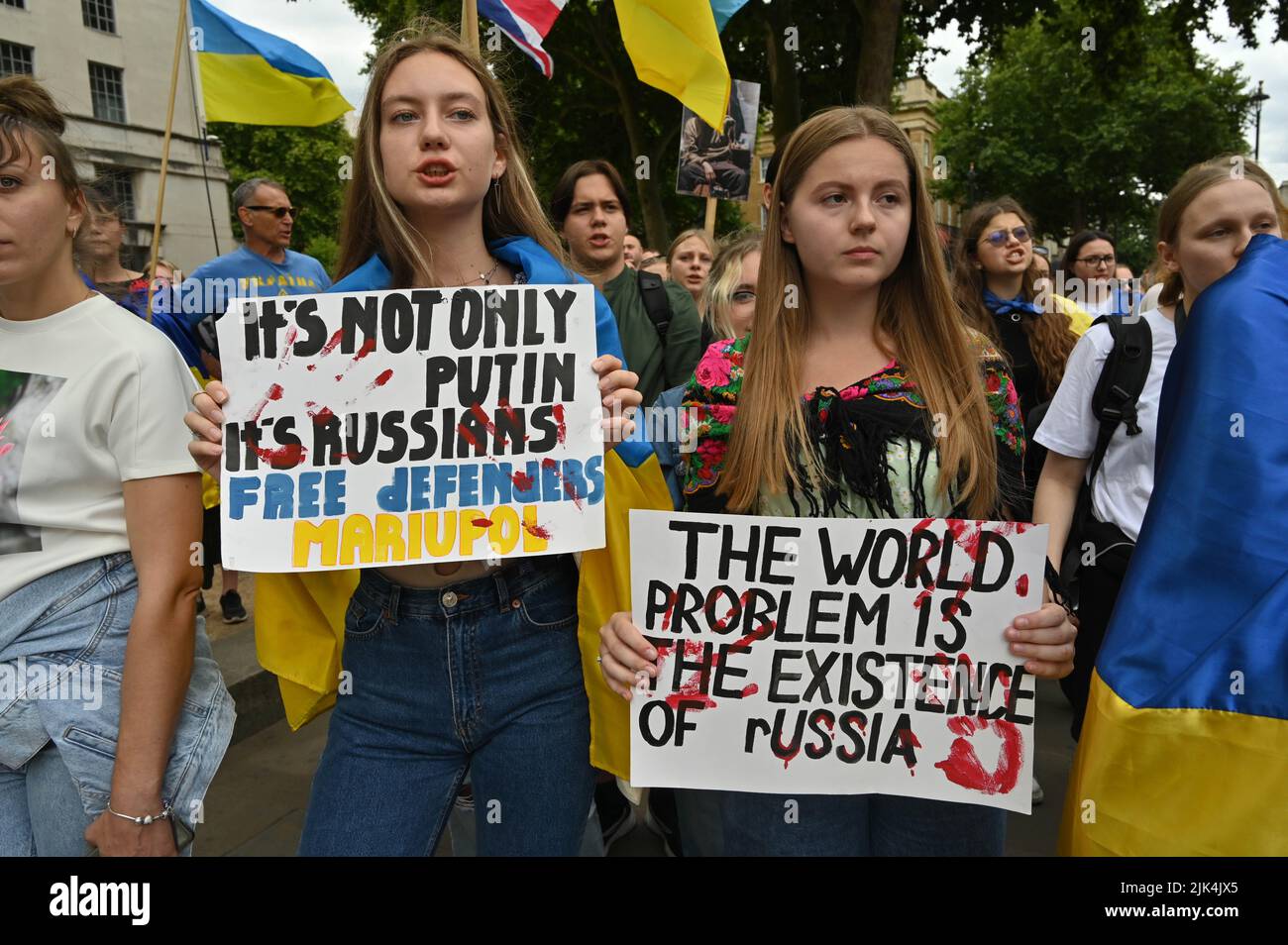 Downing Street, London, Großbritannien. 30. Juli 2022. Demonstranten, die ein Schild halten, protestieren vor der Downing Street. Der Krieg in der Ukraine war extrem gewalttätig, und der Sprecher beschuldigte die russischen Soldaten, Gräueltaten in der Ukraine begangen zu haben. Es wird keinen Sieger im Krieg geben. Die Ukraine ist eine stolze ukrainische Nation. Wir wissen, dass die NATO uns belogen hat. Gib uns die Waffen, die du versprochen hast. Wir wollen nicht, dass ihr für uns kämpft. Wir können allein gegen die Russen kämpfen. Es macht mich traurig, die Tränen in den Augen der ukrainischen Mädchen und Frauen zu sehen. Quelle: Siehe Li/Picture Capital/Alamy Live News Stockfoto