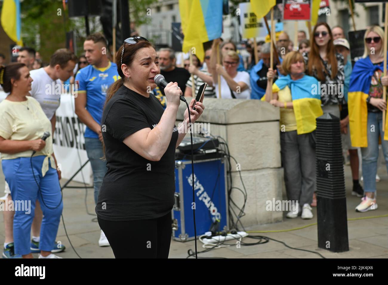 Downing Street, London, Großbritannien. 30. Juli 2022. Demonstranten, die ein Schild halten, protestieren vor der Downing Street. Der Krieg in der Ukraine war extrem gewalttätig, und der Sprecher beschuldigte die russischen Soldaten, Gräueltaten in der Ukraine begangen zu haben. Es wird keinen Sieger im Krieg geben. Die Ukraine ist eine stolze ukrainische Nation. Wir wissen, dass die NATO uns belogen hat. Gib uns die Waffen, die du versprochen hast. Wir wollen nicht, dass ihr für uns kämpft. Wir können allein gegen die Russen kämpfen. Es macht mich traurig, die Tränen in den Augen der ukrainischen Mädchen und Frauen zu sehen. Quelle: Siehe Li/Picture Capital/Alamy Live News Stockfoto