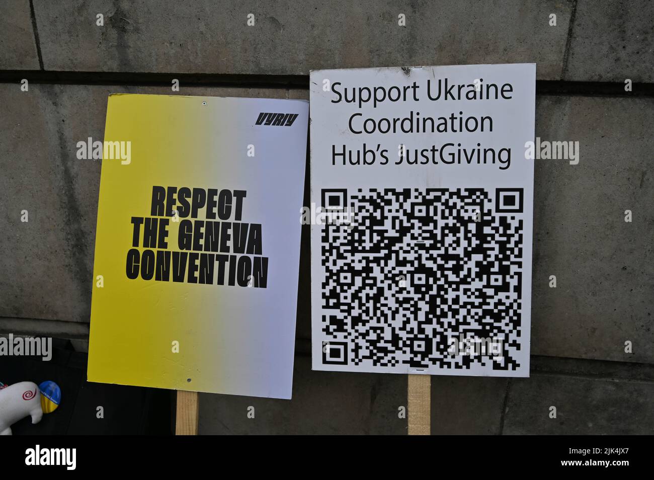 Downing Street, London, Großbritannien. 30. Juli 2022. Demonstranten, die ein Schild halten, protestieren vor der Downing Street. Der Krieg in der Ukraine war extrem gewalttätig, und der Sprecher beschuldigte die russischen Soldaten, Gräueltaten in der Ukraine begangen zu haben. Es wird keinen Sieger im Krieg geben. Die Ukraine ist eine stolze ukrainische Nation. Wir wissen, dass die NATO uns belogen hat. Gib uns die Waffen, die du versprochen hast. Wir wollen nicht, dass ihr für uns kämpft. Wir können allein gegen die Russen kämpfen. Es macht mich traurig, die Tränen in den Augen der ukrainischen Mädchen und Frauen zu sehen. Quelle: Siehe Li/Picture Capital/Alamy Live News Stockfoto