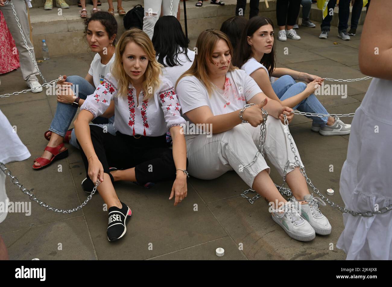 Downing Street, London, Großbritannien. 30. Juli 2022. Demonstranten, die ein Schild halten, protestieren vor der Downing Street. Der Krieg in der Ukraine war extrem gewalttätig, und der Sprecher beschuldigte die russischen Soldaten, Gräueltaten in der Ukraine begangen zu haben. Es wird keinen Sieger im Krieg geben. Die Ukraine ist eine stolze ukrainische Nation. Wir wissen, dass die NATO uns belogen hat. Gib uns die Waffen, die du versprochen hast. Wir wollen nicht, dass ihr für uns kämpft. Wir können allein gegen die Russen kämpfen. Es macht mich traurig, die Tränen in den Augen der ukrainischen Mädchen und Frauen zu sehen. Quelle: Siehe Li/Picture Capital/Alamy Live News Stockfoto