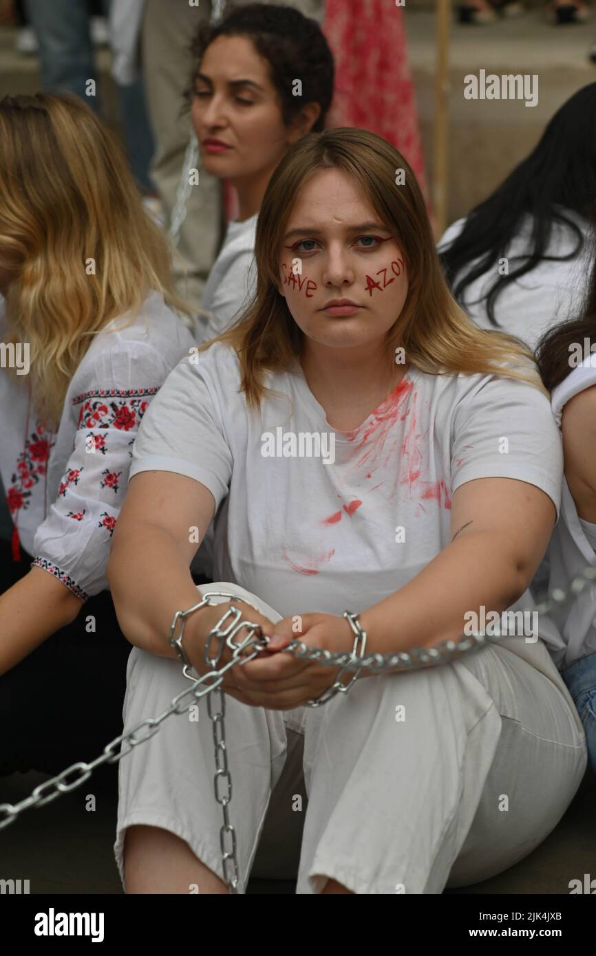 Downing Street, London, Großbritannien. 30. Juli 2022. Demonstranten, die ein Schild halten, protestieren vor der Downing Street. Der Krieg in der Ukraine war extrem gewalttätig, und der Sprecher beschuldigte die russischen Soldaten, Gräueltaten in der Ukraine begangen zu haben. Es wird keinen Sieger im Krieg geben. Die Ukraine ist eine stolze ukrainische Nation. Wir wissen, dass die NATO uns belogen hat. Gib uns die Waffen, die du versprochen hast. Wir wollen nicht, dass ihr für uns kämpft. Wir können allein gegen die Russen kämpfen. Es macht mich traurig, die Tränen in den Augen der ukrainischen Mädchen und Frauen zu sehen. Quelle: Siehe Li/Picture Capital/Alamy Live News Stockfoto