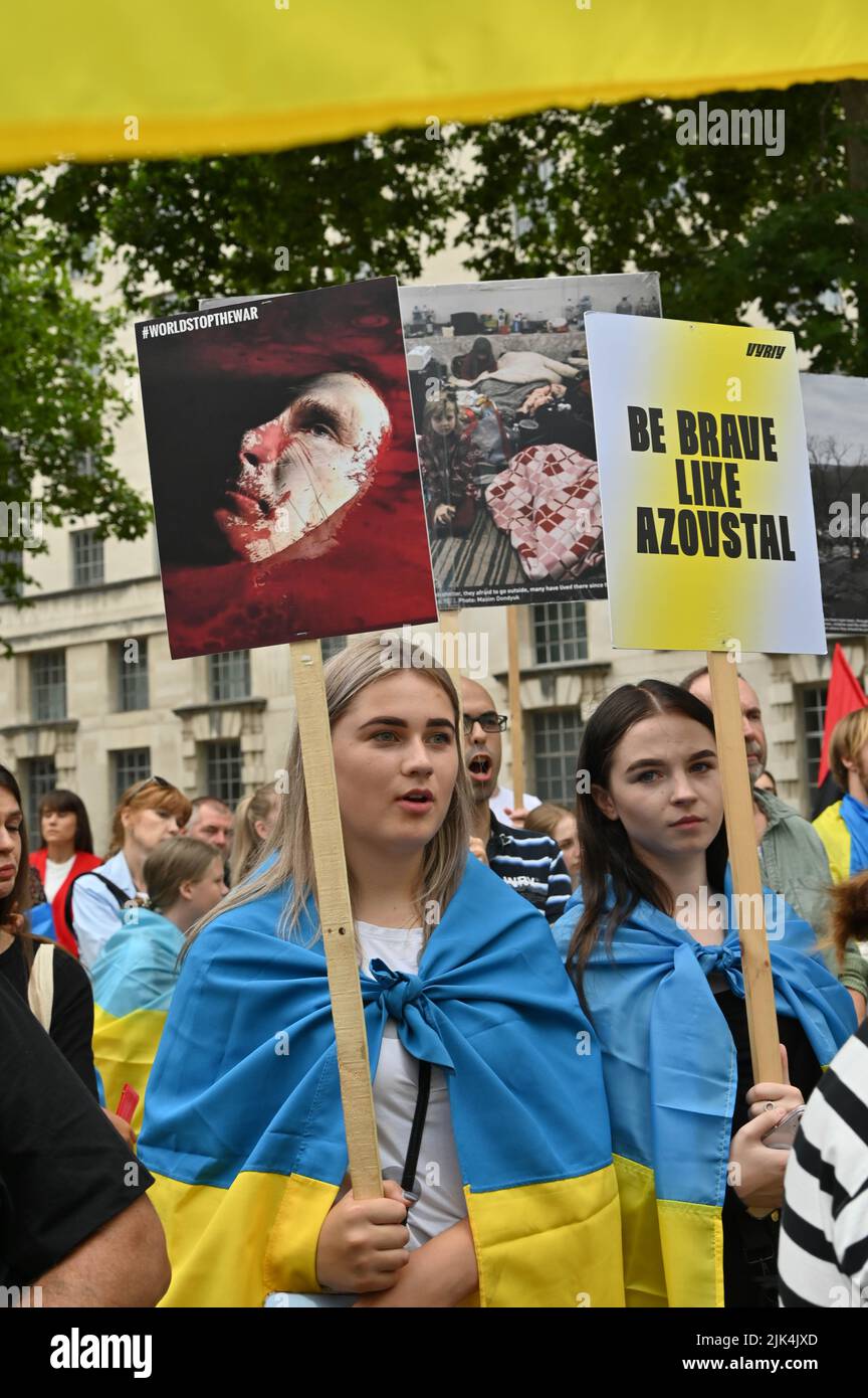 Downing Street, London, Großbritannien. 30. Juli 2022. Demonstranten, die ein Schild halten, protestieren vor der Downing Street. Der Krieg in der Ukraine war extrem gewalttätig, und der Sprecher beschuldigte die russischen Soldaten, Gräueltaten in der Ukraine begangen zu haben. Es wird keinen Sieger im Krieg geben. Die Ukraine ist eine stolze ukrainische Nation. Wir wissen, dass die NATO uns belogen hat. Gib uns die Waffen, die du versprochen hast. Wir wollen nicht, dass ihr für uns kämpft. Wir können allein gegen die Russen kämpfen. Es macht mich traurig, die Tränen in den Augen der ukrainischen Mädchen und Frauen zu sehen. Quelle: Siehe Li/Picture Capital/Alamy Live News Stockfoto