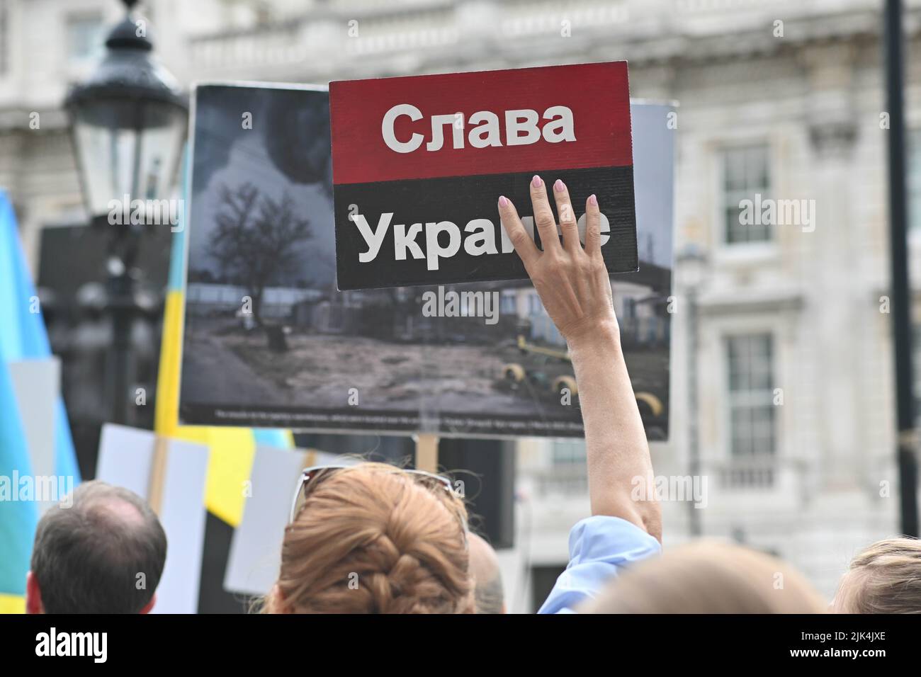 Downing Street, London, Großbritannien. 30. Juli 2022. Demonstranten, die ein Schild halten, protestieren vor der Downing Street. Der Krieg in der Ukraine war extrem gewalttätig, und der Sprecher beschuldigte die russischen Soldaten, Gräueltaten in der Ukraine begangen zu haben. Es wird keinen Sieger im Krieg geben. Die Ukraine ist eine stolze ukrainische Nation. Wir wissen, dass die NATO uns belogen hat. Gib uns die Waffen, die du versprochen hast. Wir wollen nicht, dass ihr für uns kämpft. Wir können allein gegen die Russen kämpfen. Es macht mich traurig, die Tränen in den Augen der ukrainischen Mädchen und Frauen zu sehen. Quelle: Siehe Li/Picture Capital/Alamy Live News Stockfoto