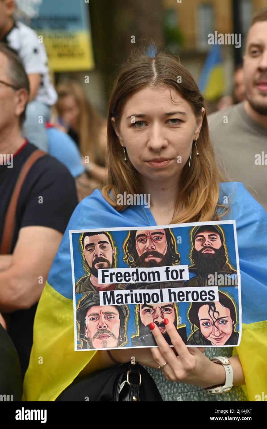 Downing Street, London, Großbritannien. 30. Juli 2022. Demonstranten, die ein Schild halten, protestieren vor der Downing Street. Der Krieg in der Ukraine war extrem gewalttätig, und der Sprecher beschuldigte die russischen Soldaten, Gräueltaten in der Ukraine begangen zu haben. Es wird keinen Sieger im Krieg geben. Die Ukraine ist eine stolze ukrainische Nation. Wir wissen, dass die NATO uns belogen hat. Gib uns die Waffen, die du versprochen hast. Wir wollen nicht, dass ihr für uns kämpft. Wir können allein gegen die Russen kämpfen. Es macht mich traurig, die Tränen in den Augen der ukrainischen Mädchen und Frauen zu sehen. Quelle: Siehe Li/Picture Capital/Alamy Live News Stockfoto