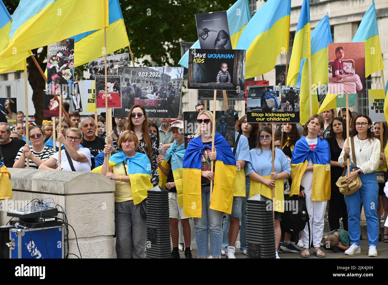 Downing Street, London, Großbritannien. 30. Juli 2022. Demonstranten, die ein Schild halten, protestieren vor der Downing Street. Der Krieg in der Ukraine war extrem gewalttätig, und der Sprecher beschuldigte die russischen Soldaten, Gräueltaten in der Ukraine begangen zu haben. Es wird keinen Sieger im Krieg geben. Die Ukraine ist eine stolze ukrainische Nation. Wir wissen, dass die NATO uns belogen hat. Gib uns die Waffen, die du versprochen hast. Wir wollen nicht, dass ihr für uns kämpft. Wir können allein gegen die Russen kämpfen. Es macht mich traurig, die Tränen in den Augen der ukrainischen Mädchen und Frauen zu sehen. Quelle: Siehe Li/Picture Capital/Alamy Live News Stockfoto