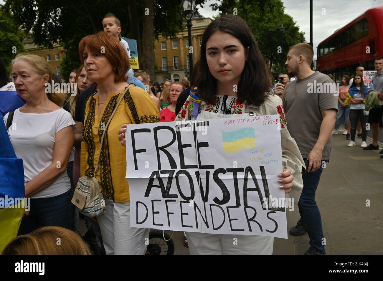 Downing Street, London, Großbritannien. 30. Juli 2022. Demonstranten, die ein Schild halten, protestieren vor der Downing Street. Der Krieg in der Ukraine war extrem gewalttätig, und der Sprecher beschuldigte die russischen Soldaten, Gräueltaten in der Ukraine begangen zu haben. Es wird keinen Sieger im Krieg geben. Die Ukraine ist eine stolze ukrainische Nation. Wir wissen, dass die NATO uns belogen hat. Gib uns die Waffen, die du versprochen hast. Wir wollen nicht, dass ihr für uns kämpft. Wir können allein gegen die Russen kämpfen. Es macht mich traurig, die Tränen in den Augen der ukrainischen Mädchen und Frauen zu sehen. Quelle: Siehe Li/Picture Capital/Alamy Live News Stockfoto