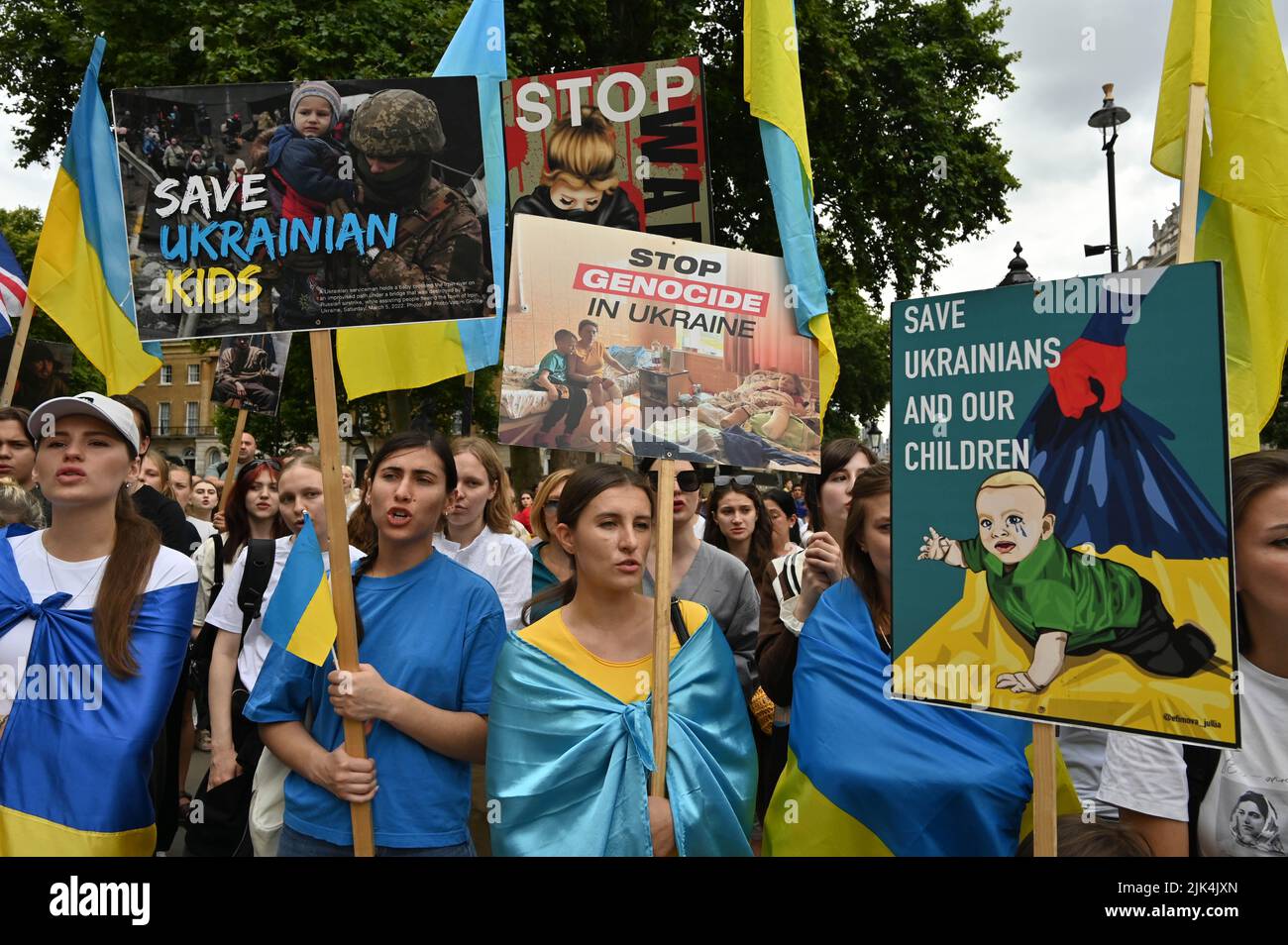Downing Street, London, Großbritannien. 30. Juli 2022. Demonstranten, die ein Schild halten, protestieren vor der Downing Street. Der Krieg in der Ukraine war extrem gewalttätig, und der Sprecher beschuldigte die russischen Soldaten, Gräueltaten in der Ukraine begangen zu haben. Es wird keinen Sieger im Krieg geben. Die Ukraine ist eine stolze ukrainische Nation. Wir wissen, dass die NATO uns belogen hat. Gib uns die Waffen, die du versprochen hast. Wir wollen nicht, dass ihr für uns kämpft. Wir können allein gegen die Russen kämpfen. Es macht mich traurig, die Tränen in den Augen der ukrainischen Mädchen und Frauen zu sehen. Quelle: Siehe Li/Picture Capital/Alamy Live News Stockfoto