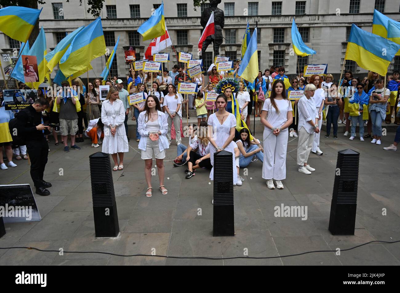 Downing Street, London, Großbritannien. 30. Juli 2022. Demonstranten, die ein Schild halten, protestieren vor der Downing Street. Der Krieg in der Ukraine war extrem gewalttätig, und der Sprecher beschuldigte die russischen Soldaten, Gräueltaten in der Ukraine begangen zu haben. Es wird keinen Sieger im Krieg geben. Die Ukraine ist eine stolze ukrainische Nation. Wir wissen, dass die NATO uns belogen hat. Gib uns die Waffen, die du versprochen hast. Wir wollen nicht, dass ihr für uns kämpft. Wir können allein gegen die Russen kämpfen. Es macht mich traurig, die Tränen in den Augen der ukrainischen Mädchen und Frauen zu sehen. Quelle: Siehe Li/Picture Capital/Alamy Live News Stockfoto