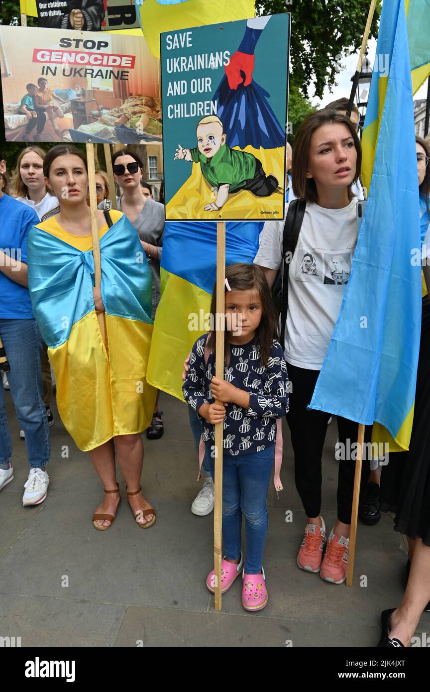 Downing Street, London, Großbritannien. 30. Juli 2022. Demonstranten, die ein Schild halten, protestieren vor der Downing Street. Der Krieg in der Ukraine war extrem gewalttätig, und der Sprecher beschuldigte die russischen Soldaten, Gräueltaten in der Ukraine begangen zu haben. Es wird keinen Sieger im Krieg geben. Die Ukraine ist eine stolze ukrainische Nation. Wir wissen, dass die NATO uns belogen hat. Gib uns die Waffen, die du versprochen hast. Wir wollen nicht, dass ihr für uns kämpft. Wir können allein gegen die Russen kämpfen. Es macht mich traurig, die Tränen in den Augen der ukrainischen Mädchen und Frauen zu sehen. Quelle: Siehe Li/Picture Capital/Alamy Live News Stockfoto