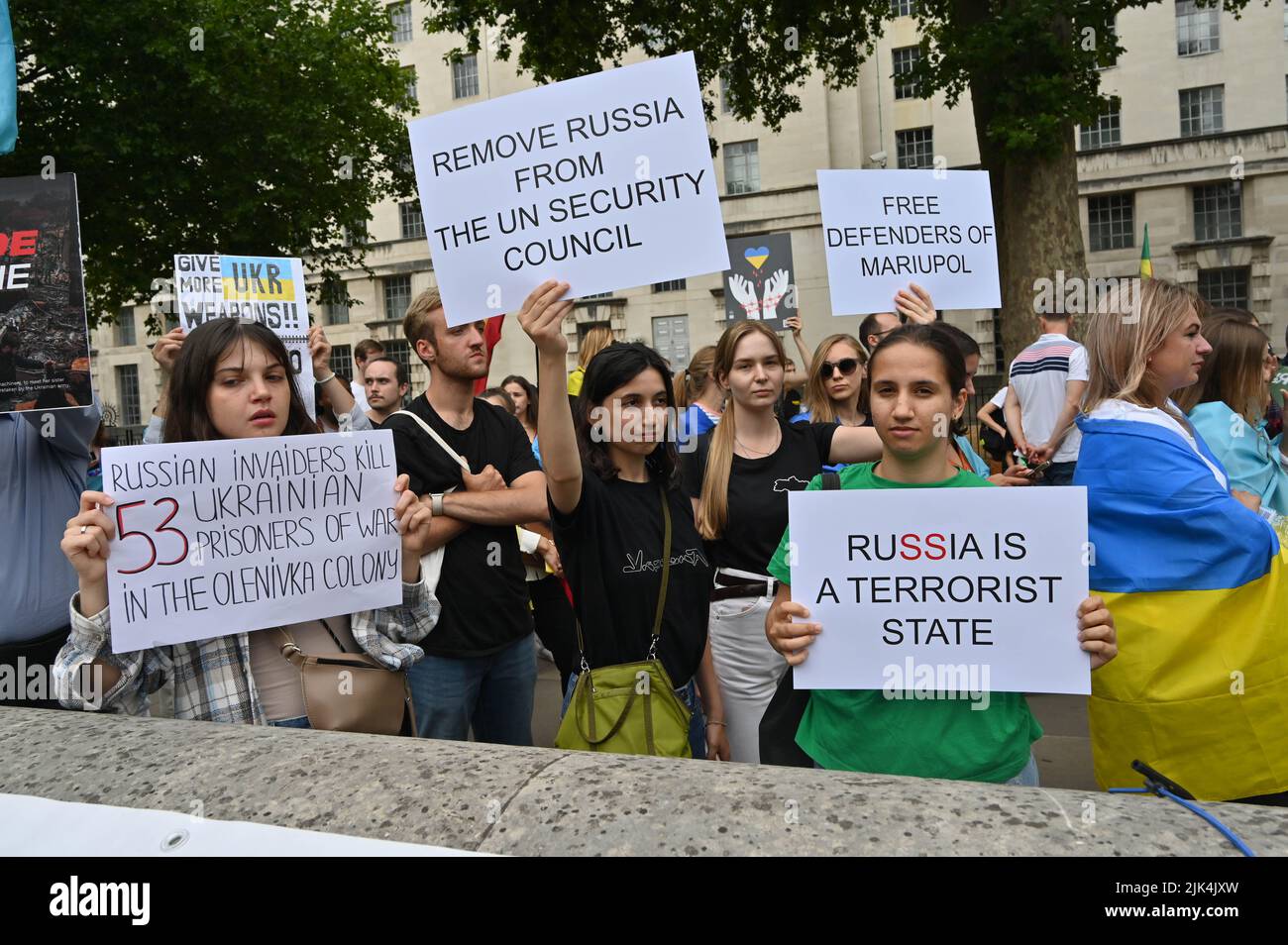 Downing Street, London, Großbritannien. 30. Juli 2022. Demonstranten, die ein Schild halten, protestieren vor der Downing Street. Der Krieg in der Ukraine war extrem gewalttätig, und der Sprecher beschuldigte die russischen Soldaten, Gräueltaten in der Ukraine begangen zu haben. Es wird keinen Sieger im Krieg geben. Die Ukraine ist eine stolze ukrainische Nation. Wir wissen, dass die NATO uns belogen hat. Gib uns die Waffen, die du versprochen hast. Wir wollen nicht, dass ihr für uns kämpft. Wir können allein gegen die Russen kämpfen. Es macht mich traurig, die Tränen in den Augen der ukrainischen Mädchen und Frauen zu sehen. Quelle: Siehe Li/Picture Capital/Alamy Live News Stockfoto