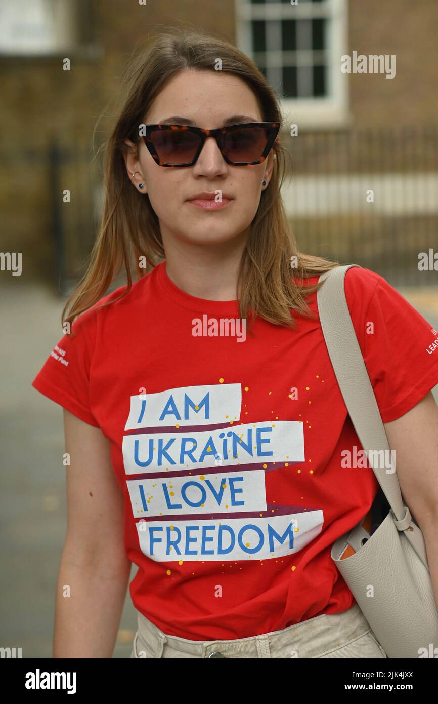 Downing Street, London, Großbritannien. 30. Juli 2022. Demonstranten, die ein Schild halten, protestieren vor der Downing Street. Der Krieg in der Ukraine war extrem gewalttätig, und der Sprecher beschuldigte die russischen Soldaten, Gräueltaten in der Ukraine begangen zu haben. Es wird keinen Sieger im Krieg geben. Die Ukraine ist eine stolze ukrainische Nation. Wir wissen, dass die NATO uns belogen hat. Gib uns die Waffen, die du versprochen hast. Wir wollen nicht, dass ihr für uns kämpft. Wir können allein gegen die Russen kämpfen. Es macht mich traurig, die Tränen in den Augen der ukrainischen Mädchen und Frauen zu sehen. Quelle: Siehe Li/Picture Capital/Alamy Live News Stockfoto