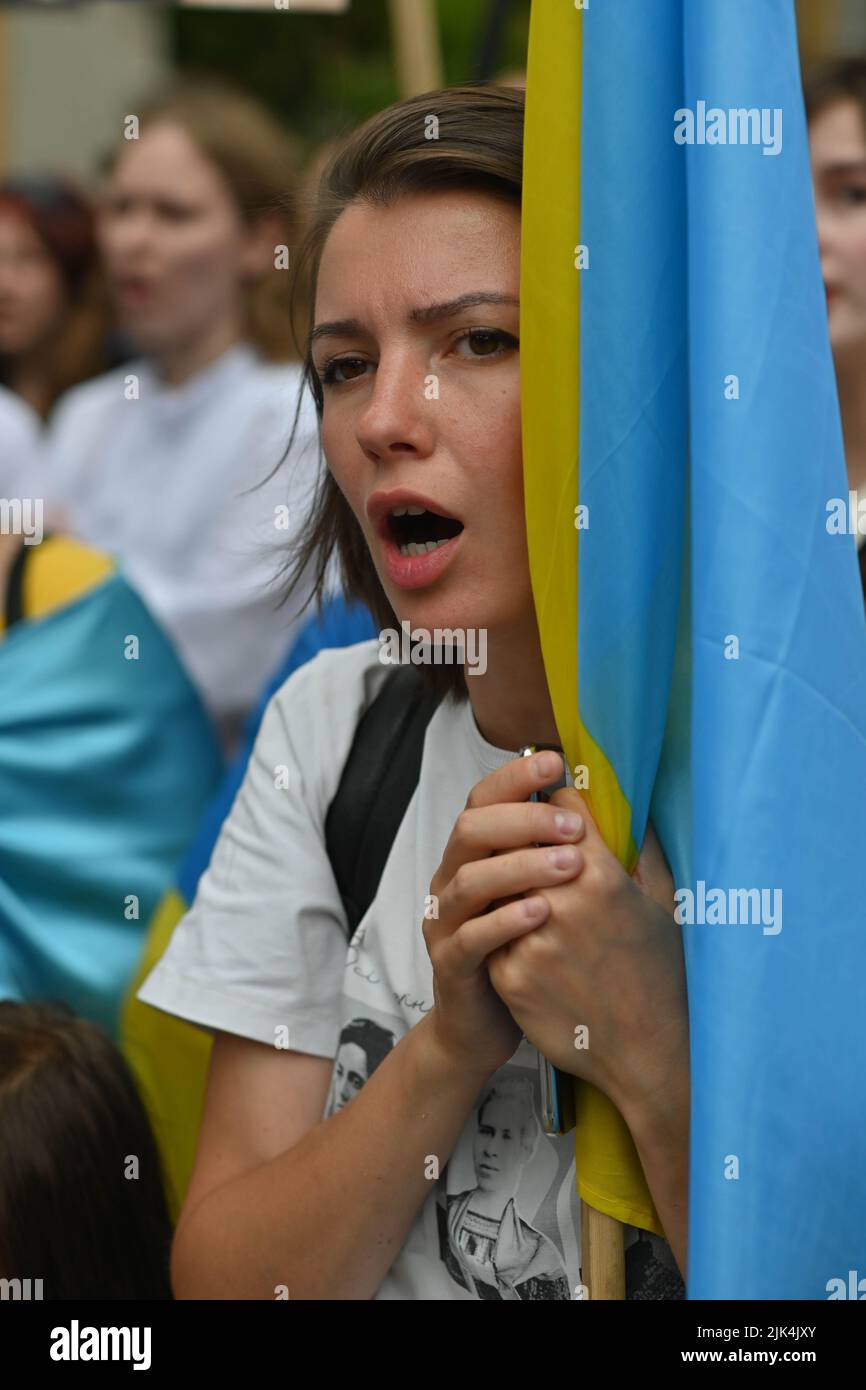 Downing Street, London, Großbritannien. 30. Juli 2022. Demonstranten, die ein Schild halten, protestieren vor der Downing Street. Der Krieg in der Ukraine war extrem gewalttätig, und der Sprecher beschuldigte die russischen Soldaten, Gräueltaten in der Ukraine begangen zu haben. Es wird keinen Sieger im Krieg geben. Die Ukraine ist eine stolze ukrainische Nation. Wir wissen, dass die NATO uns belogen hat. Gib uns die Waffen, die du versprochen hast. Wir wollen nicht, dass ihr für uns kämpft. Wir können allein gegen die Russen kämpfen. Es macht mich traurig, die Tränen in den Augen der ukrainischen Mädchen und Frauen zu sehen. Quelle: Siehe Li/Picture Capital/Alamy Live News Stockfoto