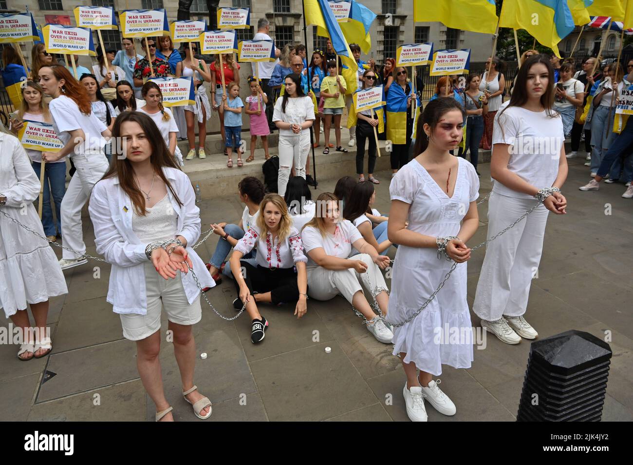 Downing Street, London, Großbritannien. 30. Juli 2022. Demonstranten, die ein Schild halten, protestieren vor der Downing Street. Der Krieg in der Ukraine war extrem gewalttätig, und der Sprecher beschuldigte die russischen Soldaten, Gräueltaten in der Ukraine begangen zu haben. Es wird keinen Sieger im Krieg geben. Die Ukraine ist eine stolze ukrainische Nation. Wir wissen, dass die NATO uns belogen hat. Gib uns die Waffen, die du versprochen hast. Wir wollen nicht, dass ihr für uns kämpft. Wir können allein gegen die Russen kämpfen. Es macht mich traurig, die Tränen in den Augen der ukrainischen Mädchen und Frauen zu sehen. Quelle: Siehe Li/Picture Capital/Alamy Live News Stockfoto