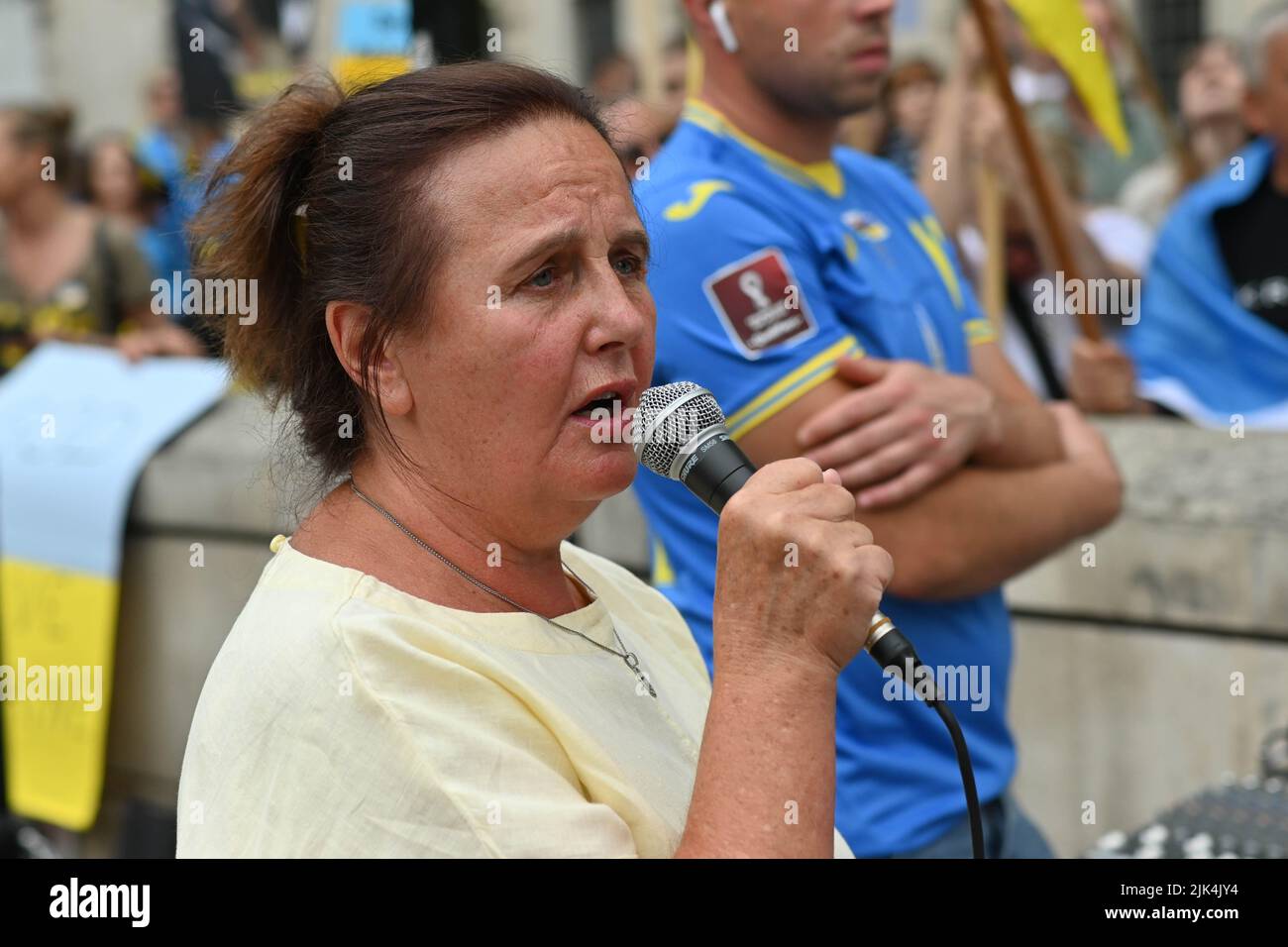 Downing Street, London, Großbritannien. 30. Juli 2022. Demonstranten, die ein Schild halten, protestieren vor der Downing Street. Der Krieg in der Ukraine war extrem gewalttätig, und der Sprecher beschuldigte die russischen Soldaten, Gräueltaten in der Ukraine begangen zu haben. Es wird keinen Sieger im Krieg geben. Die Ukraine ist eine stolze ukrainische Nation. Wir wissen, dass die NATO uns belogen hat. Gib uns die Waffen, die du versprochen hast. Wir wollen nicht, dass ihr für uns kämpft. Wir können allein gegen die Russen kämpfen. Es macht mich traurig, die Tränen in den Augen der ukrainischen Mädchen und Frauen zu sehen. Quelle: Siehe Li/Picture Capital/Alamy Live News Stockfoto