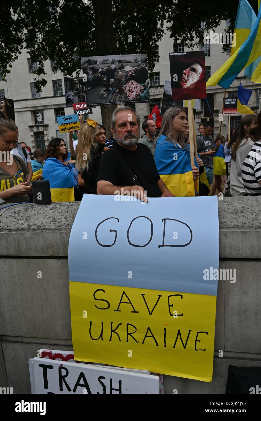 Downing Street, London, Großbritannien. 30. Juli 2022. Demonstranten, die ein Schild halten, protestieren vor der Downing Street. Der Krieg in der Ukraine war extrem gewalttätig, und der Sprecher beschuldigte die russischen Soldaten, Gräueltaten in der Ukraine begangen zu haben. Es wird keinen Sieger im Krieg geben. Die Ukraine ist eine stolze ukrainische Nation. Wir wissen, dass die NATO uns belogen hat. Gib uns die Waffen, die du versprochen hast. Wir wollen nicht, dass ihr für uns kämpft. Wir können allein gegen die Russen kämpfen. Es macht mich traurig, die Tränen in den Augen der ukrainischen Mädchen und Frauen zu sehen. Quelle: Siehe Li/Picture Capital/Alamy Live News Stockfoto