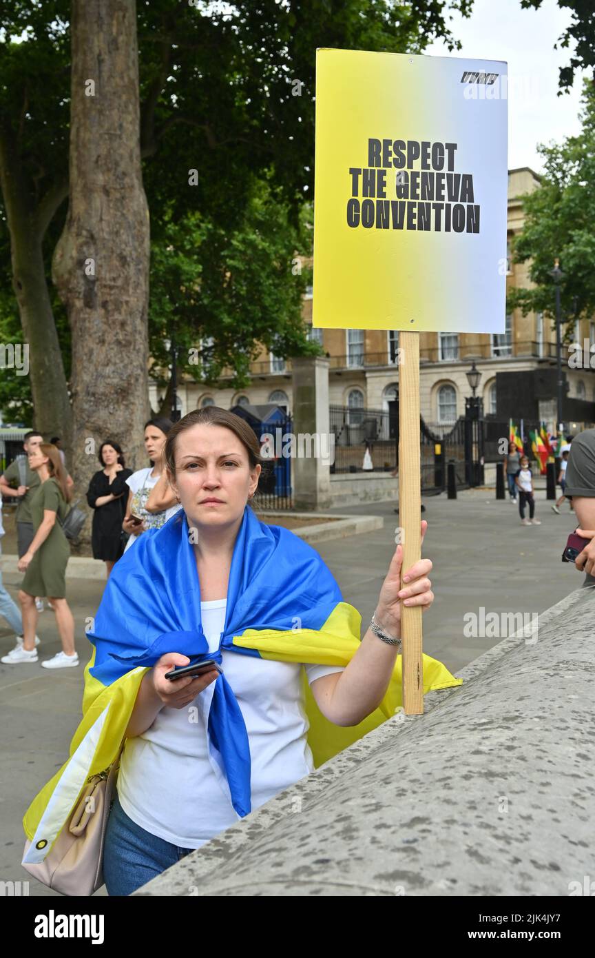 Downing Street, London, Großbritannien. 30. Juli 2022. Demonstranten, die ein Schild halten, protestieren vor der Downing Street. Der Krieg in der Ukraine war extrem gewalttätig, und der Sprecher beschuldigte die russischen Soldaten, Gräueltaten in der Ukraine begangen zu haben. Es wird keinen Sieger im Krieg geben. Die Ukraine ist eine stolze ukrainische Nation. Wir wissen, dass die NATO uns belogen hat. Gib uns die Waffen, die du versprochen hast. Wir wollen nicht, dass ihr für uns kämpft. Wir können allein gegen die Russen kämpfen. Es macht mich traurig, die Tränen in den Augen der ukrainischen Mädchen und Frauen zu sehen. Quelle: Siehe Li/Picture Capital/Alamy Live News Stockfoto