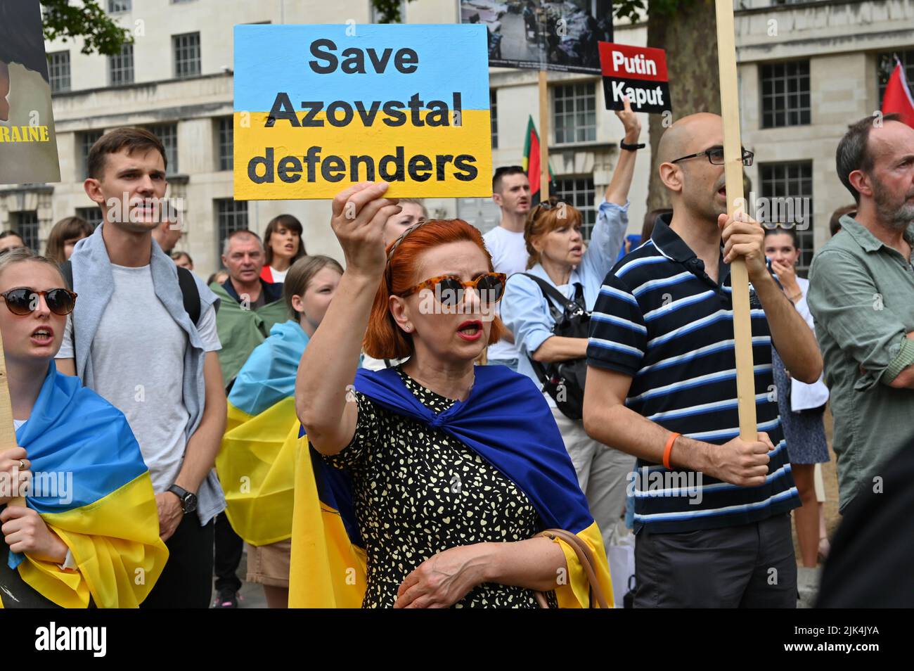 Downing Street, London, Großbritannien. 30. Juli 2022. Demonstranten, die ein Schild halten, protestieren vor der Downing Street. Der Krieg in der Ukraine war extrem gewalttätig, und der Sprecher beschuldigte die russischen Soldaten, Gräueltaten in der Ukraine begangen zu haben. Es wird keinen Sieger im Krieg geben. Die Ukraine ist eine stolze ukrainische Nation. Wir wissen, dass die NATO uns belogen hat. Gib uns die Waffen, die du versprochen hast. Wir wollen nicht, dass ihr für uns kämpft. Wir können allein gegen die Russen kämpfen. Es macht mich traurig, die Tränen in den Augen der ukrainischen Mädchen und Frauen zu sehen. Quelle: Siehe Li/Picture Capital/Alamy Live News Stockfoto