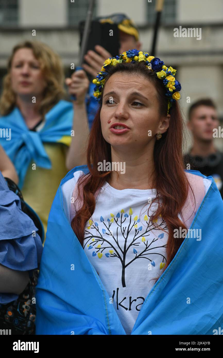 Downing Street, London, Großbritannien. 30. Juli 2022. Demonstranten, die ein Schild halten, protestieren vor der Downing Street. Der Krieg in der Ukraine war extrem gewalttätig, und der Sprecher beschuldigte die russischen Soldaten, Gräueltaten in der Ukraine begangen zu haben. Es wird keinen Sieger im Krieg geben. Die Ukraine ist eine stolze ukrainische Nation. Wir wissen, dass die NATO uns belogen hat. Gib uns die Waffen, die du versprochen hast. Wir wollen nicht, dass ihr für uns kämpft. Wir können allein gegen die Russen kämpfen. Es macht mich traurig, die Tränen in den Augen der ukrainischen Mädchen und Frauen zu sehen. Quelle: Siehe Li/Picture Capital/Alamy Live News Stockfoto