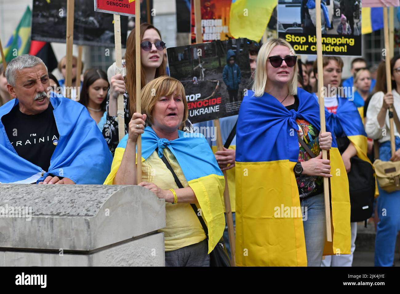 Downing Street, London, Großbritannien. 30. Juli 2022. Demonstranten, die ein Schild halten, protestieren vor der Downing Street. Der Krieg in der Ukraine war extrem gewalttätig, und der Sprecher beschuldigte die russischen Soldaten, Gräueltaten in der Ukraine begangen zu haben. Es wird keinen Sieger im Krieg geben. Die Ukraine ist eine stolze ukrainische Nation. Wir wissen, dass die NATO uns belogen hat. Gib uns die Waffen, die du versprochen hast. Wir wollen nicht, dass ihr für uns kämpft. Wir können allein gegen die Russen kämpfen. Es macht mich traurig, die Tränen in den Augen der ukrainischen Mädchen und Frauen zu sehen. Quelle: Siehe Li/Picture Capital/Alamy Live News Stockfoto