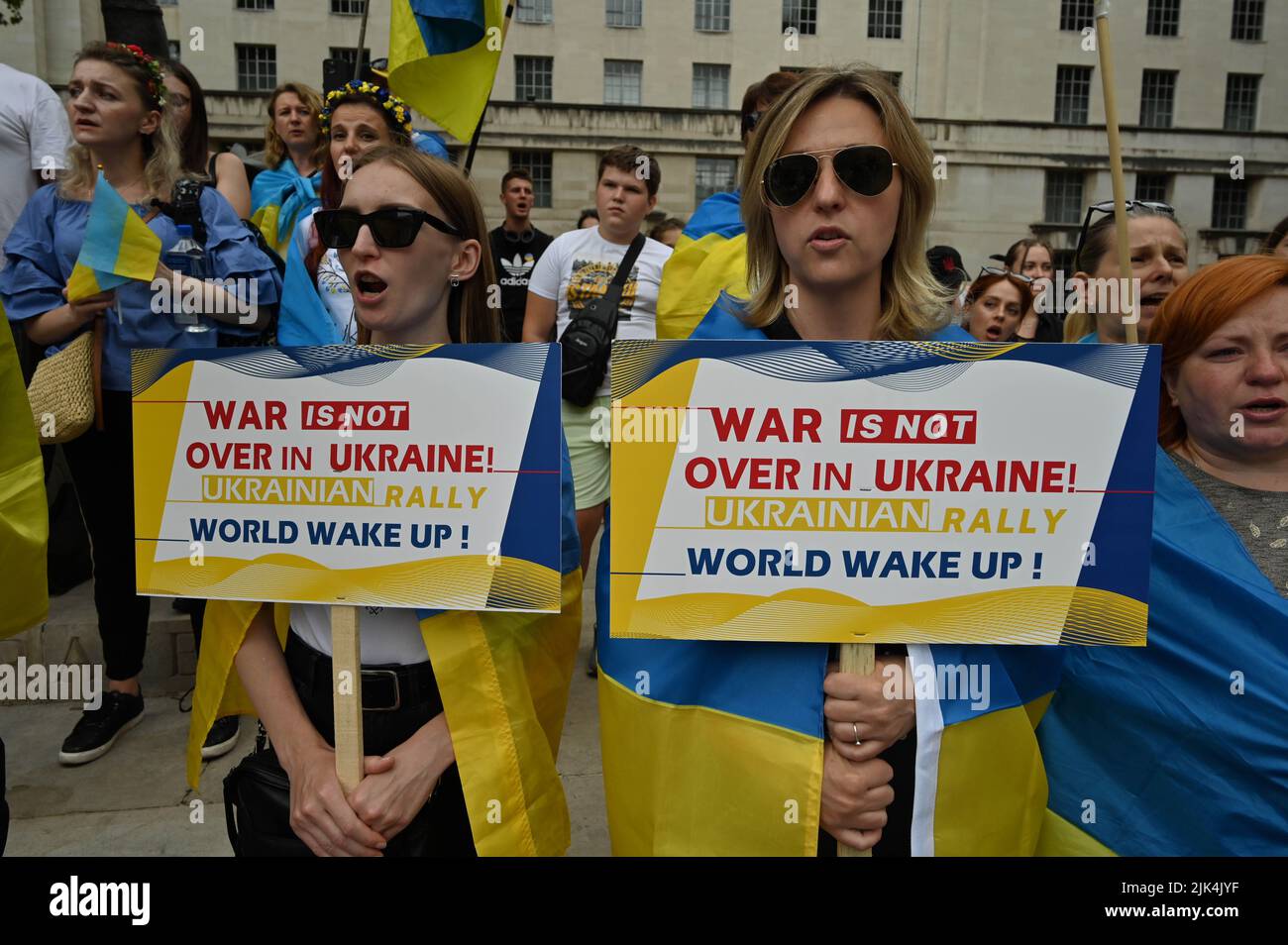 Downing Street, London, Großbritannien. 30. Juli 2022. Demonstranten, die ein Schild halten, protestieren vor der Downing Street. Der Krieg in der Ukraine war extrem gewalttätig, und der Sprecher beschuldigte die russischen Soldaten, Gräueltaten in der Ukraine begangen zu haben. Es wird keinen Sieger im Krieg geben. Die Ukraine ist eine stolze ukrainische Nation. Wir wissen, dass die NATO uns belogen hat. Gib uns die Waffen, die du versprochen hast. Wir wollen nicht, dass ihr für uns kämpft. Wir können allein gegen die Russen kämpfen. Es macht mich traurig, die Tränen in den Augen der ukrainischen Mädchen und Frauen zu sehen. Quelle: Siehe Li/Picture Capital/Alamy Live News Stockfoto