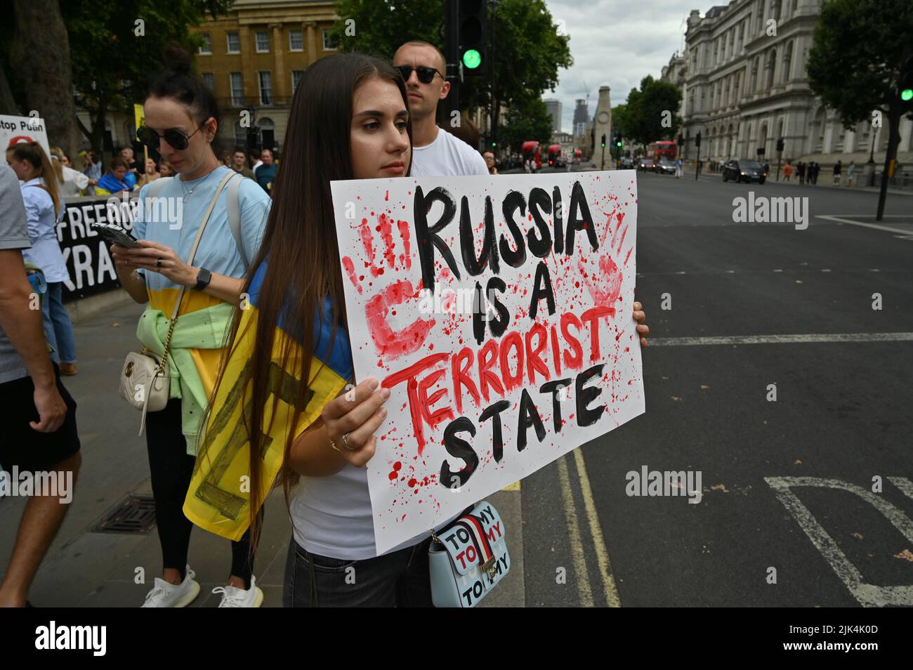 Downing Street, London, Großbritannien. 30. Juli 2022. Demonstranten, die ein Schild halten, protestieren vor der Downing Street. Der Krieg in der Ukraine war extrem gewalttätig, und der Sprecher beschuldigte die russischen Soldaten, Gräueltaten in der Ukraine begangen zu haben. Es wird keinen Sieger im Krieg geben. Die Ukraine ist eine stolze ukrainische Nation. Wir wissen, dass die NATO uns belogen hat. Gib uns die Waffen, die du versprochen hast. Wir wollen nicht, dass ihr für uns kämpft. Wir können allein gegen die Russen kämpfen. Es macht mich traurig, die Tränen in den Augen der ukrainischen Mädchen und Frauen zu sehen. Quelle: Siehe Li/Picture Capital/Alamy Live News Stockfoto