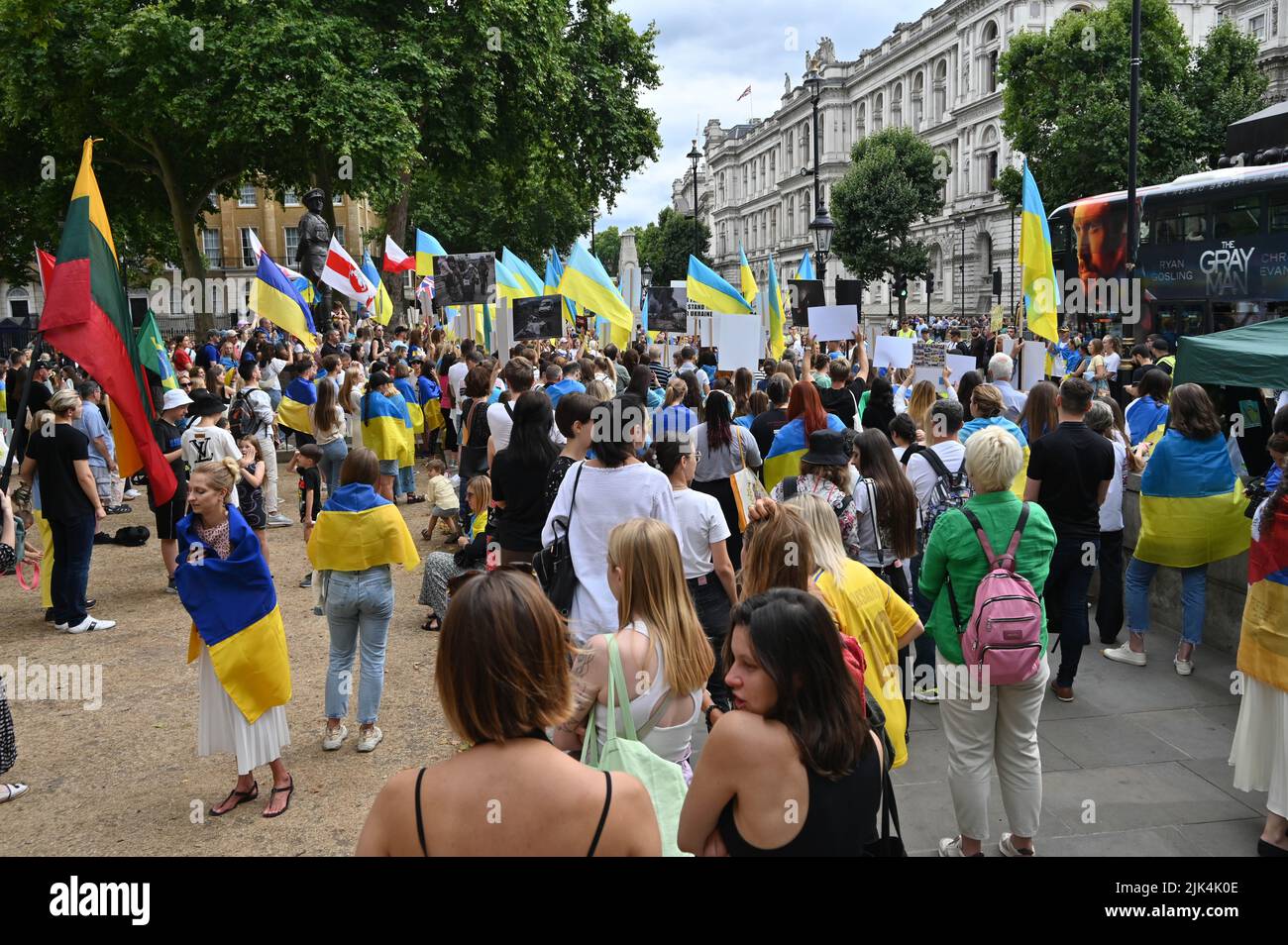 Downing Street, London, Großbritannien. 30. Juli 2022. Demonstranten, die ein Schild halten, protestieren vor der Downing Street. Der Krieg in der Ukraine war extrem gewalttätig, und der Sprecher beschuldigte die russischen Soldaten, Gräueltaten in der Ukraine begangen zu haben. Es wird keinen Sieger im Krieg geben. Die Ukraine ist eine stolze ukrainische Nation. Wir wissen, dass die NATO uns belogen hat. Gib uns die Waffen, die du versprochen hast. Wir wollen nicht, dass ihr für uns kämpft. Wir können allein gegen die Russen kämpfen. Es macht mich traurig, die Tränen in den Augen der ukrainischen Mädchen und Frauen zu sehen. Quelle: Siehe Li/Picture Capital/Alamy Live News Stockfoto