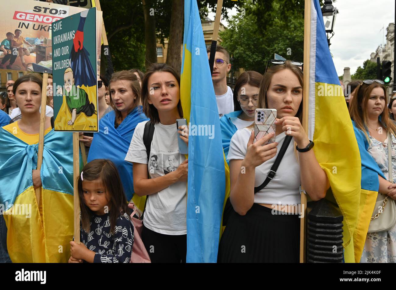 Downing Street, London, Großbritannien. 30. Juli 2022. Demonstranten, die ein Schild halten, protestieren vor der Downing Street. Der Krieg in der Ukraine war extrem gewalttätig, und der Sprecher beschuldigte die russischen Soldaten, Gräueltaten in der Ukraine begangen zu haben. Es wird keinen Sieger im Krieg geben. Die Ukraine ist eine stolze ukrainische Nation. Wir wissen, dass die NATO uns belogen hat. Gib uns die Waffen, die du versprochen hast. Wir wollen nicht, dass ihr für uns kämpft. Wir können allein gegen die Russen kämpfen. Es macht mich traurig, die Tränen in den Augen der ukrainischen Mädchen und Frauen zu sehen. Quelle: Siehe Li/Picture Capital/Alamy Live News Stockfoto