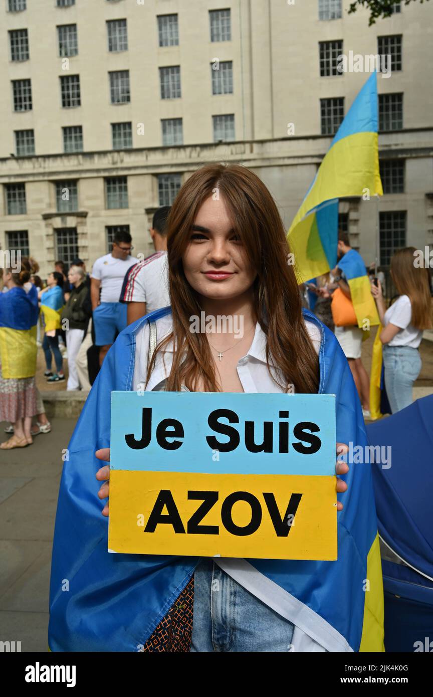 Downing Street, London, Großbritannien. 30. Juli 2022. Demonstranten, die ein Schild halten, protestieren vor der Downing Street. Der Krieg in der Ukraine war extrem gewalttätig, und der Sprecher beschuldigte die russischen Soldaten, Gräueltaten in der Ukraine begangen zu haben. Es wird keinen Sieger im Krieg geben. Die Ukraine ist eine stolze ukrainische Nation. Wir wissen, dass die NATO uns belogen hat. Gib uns die Waffen, die du versprochen hast. Wir wollen nicht, dass ihr für uns kämpft. Wir können allein gegen die Russen kämpfen. Es macht mich traurig, die Tränen in den Augen der ukrainischen Mädchen und Frauen zu sehen. Quelle: Siehe Li/Picture Capital/Alamy Live News Stockfoto