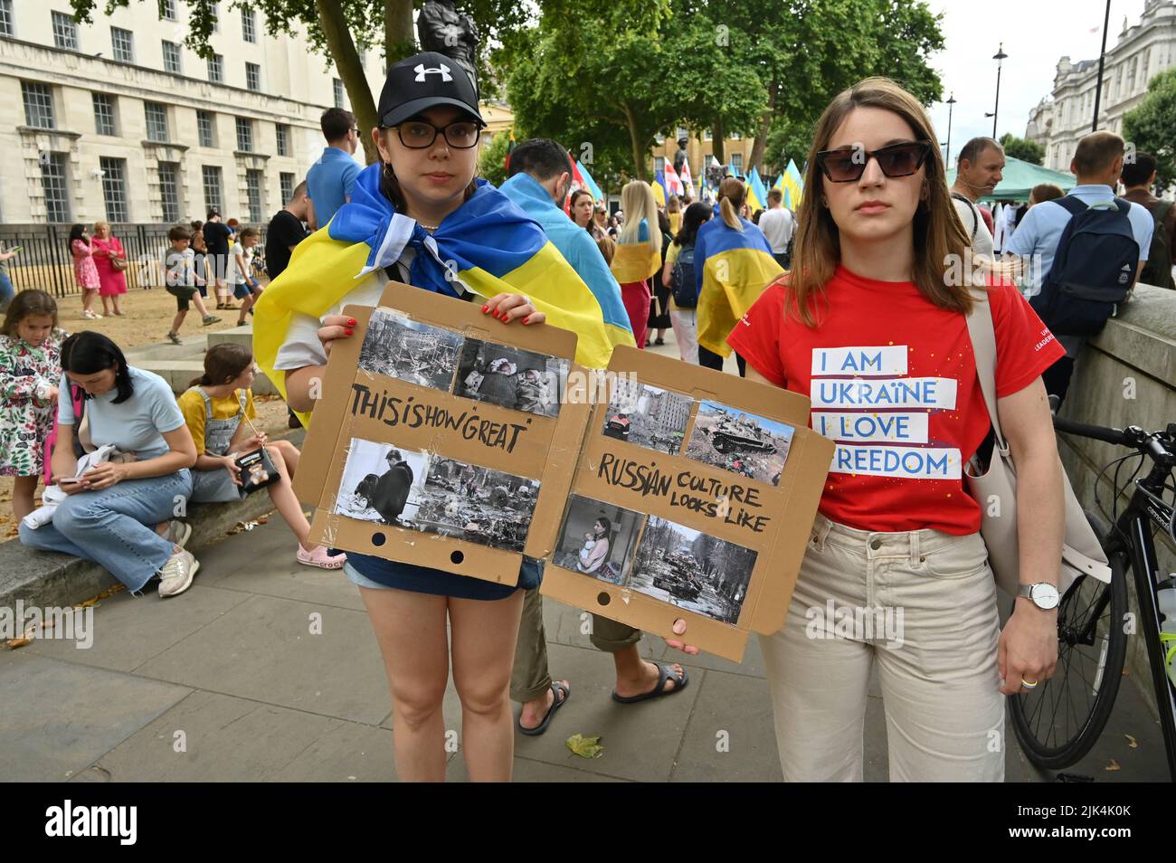 Downing Street, London, Großbritannien. 30. Juli 2022. Demonstranten, die ein Schild halten, protestieren vor der Downing Street. Der Krieg in der Ukraine war extrem gewalttätig, und der Sprecher beschuldigte die russischen Soldaten, Gräueltaten in der Ukraine begangen zu haben. Es wird keinen Sieger im Krieg geben. Die Ukraine ist eine stolze ukrainische Nation. Wir wissen, dass die NATO uns belogen hat. Gib uns die Waffen, die du versprochen hast. Wir wollen nicht, dass ihr für uns kämpft. Wir können allein gegen die Russen kämpfen. Es macht mich traurig, die Tränen in den Augen der ukrainischen Mädchen und Frauen zu sehen. Quelle: Siehe Li/Picture Capital/Alamy Live News Stockfoto