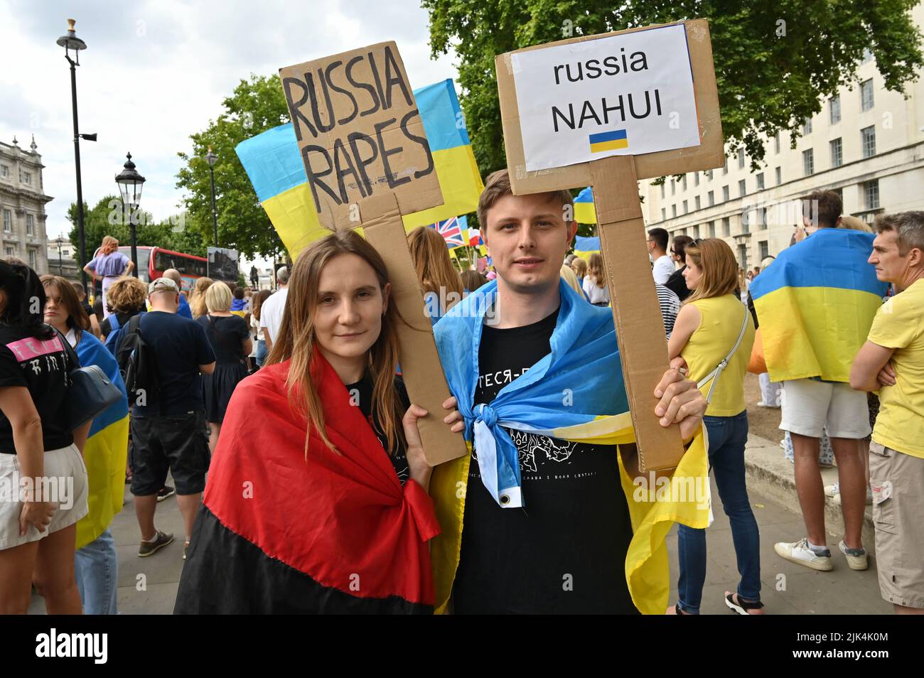 Downing Street, London, Großbritannien. 30. Juli 2022. Demonstranten, die ein Schild halten, protestieren vor der Downing Street. Der Krieg in der Ukraine war extrem gewalttätig, und der Sprecher beschuldigte die russischen Soldaten, Gräueltaten in der Ukraine begangen zu haben. Es wird keinen Sieger im Krieg geben. Die Ukraine ist eine stolze ukrainische Nation. Wir wissen, dass die NATO uns belogen hat. Gib uns die Waffen, die du versprochen hast. Wir wollen nicht, dass ihr für uns kämpft. Wir können allein gegen die Russen kämpfen. Es macht mich traurig, die Tränen in den Augen der ukrainischen Mädchen und Frauen zu sehen. Quelle: Siehe Li/Picture Capital/Alamy Live News Stockfoto