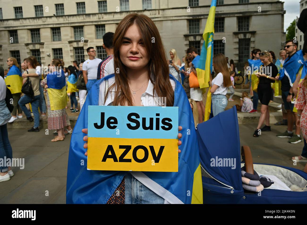 Downing Street, London, Großbritannien. 30. Juli 2022. Demonstranten, die ein Schild halten, protestieren vor der Downing Street. Der Krieg in der Ukraine war extrem gewalttätig, und der Sprecher beschuldigte die russischen Soldaten, Gräueltaten in der Ukraine begangen zu haben. Es wird keinen Sieger im Krieg geben. Die Ukraine ist eine stolze ukrainische Nation. Wir wissen, dass die NATO uns belogen hat. Gib uns die Waffen, die du versprochen hast. Wir wollen nicht, dass ihr für uns kämpft. Wir können allein gegen die Russen kämpfen. Es macht mich traurig, die Tränen in den Augen der ukrainischen Mädchen und Frauen zu sehen. Quelle: Siehe Li/Picture Capital/Alamy Live News Stockfoto