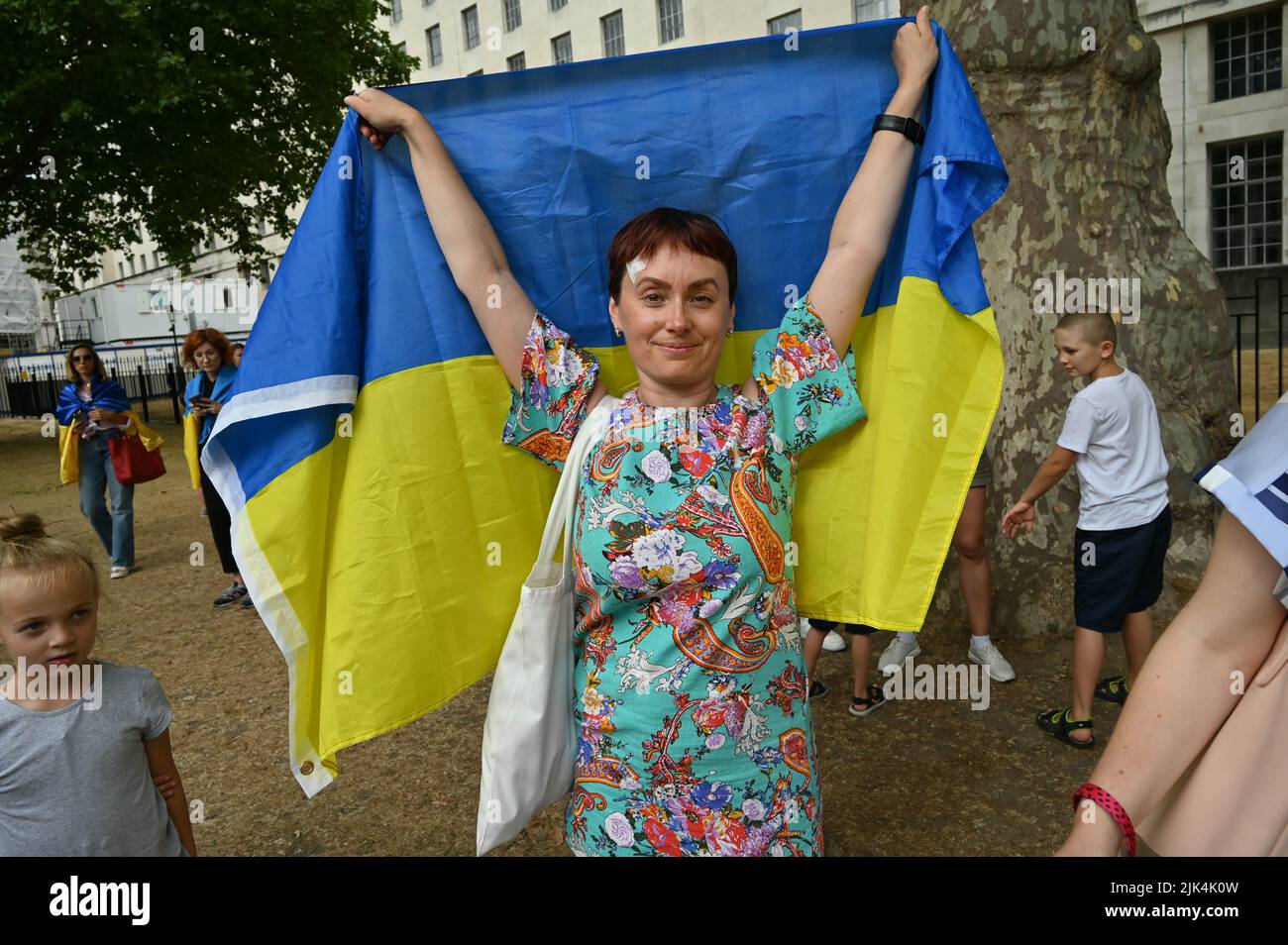 Downing Street, London, Großbritannien. 30. Juli 2022. Demonstranten, die ein Schild halten, protestieren vor der Downing Street. Der Krieg in der Ukraine war extrem gewalttätig, und der Sprecher beschuldigte die russischen Soldaten, Gräueltaten in der Ukraine begangen zu haben. Es wird keinen Sieger im Krieg geben. Die Ukraine ist eine stolze ukrainische Nation. Wir wissen, dass die NATO uns belogen hat. Gib uns die Waffen, die du versprochen hast. Wir wollen nicht, dass ihr für uns kämpft. Wir können allein gegen die Russen kämpfen. Es macht mich traurig, die Tränen in den Augen der ukrainischen Mädchen und Frauen zu sehen. Quelle: Siehe Li/Picture Capital/Alamy Live News Stockfoto