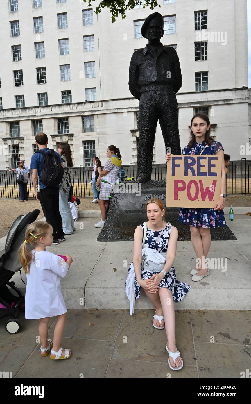 Downing Street, London, Großbritannien. 30. Juli 2022. Demonstranten, die ein Schild halten, protestieren vor der Downing Street. Der Krieg in der Ukraine war extrem gewalttätig, und der Sprecher beschuldigte die russischen Soldaten, Gräueltaten in der Ukraine begangen zu haben. Es wird keinen Sieger im Krieg geben. Die Ukraine ist eine stolze ukrainische Nation. Wir wissen, dass die NATO uns belogen hat. Gib uns die Waffen, die du versprochen hast. Wir wollen nicht, dass ihr für uns kämpft. Wir können allein gegen die Russen kämpfen. Es macht mich traurig, die Tränen in den Augen der ukrainischen Mädchen und Frauen zu sehen. Quelle: Siehe Li/Picture Capital/Alamy Live News Stockfoto