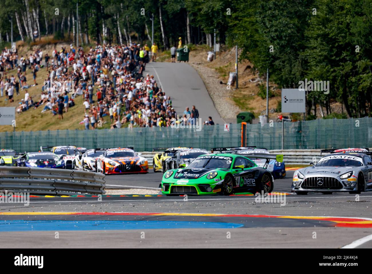 54 Dinamic Motorsport, Porsche 911 GT3-R von Klaus BACHLER, Come LEDOGAR, Matteo CAIROLI, Start des Rennens, Abfahrt, in Aktion während der TotalEnergies 24 Stunden von Spa 2022, 7. Runde der Fanatec GT World Challenge Europe Powered by AWS 2022, vom 27. Bis 31. Juli, 2021 auf dem Circuit de Spa-Francorchamps in Stavelot, Belgien - Foto: Paul Vaicle/DPPI/LiveMedia Stockfoto