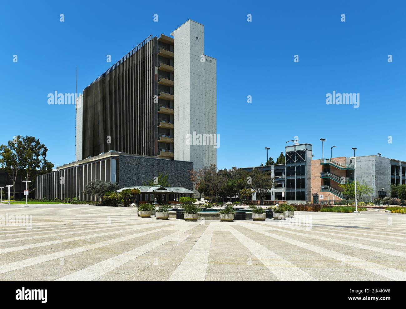 SANTA ANA, KALIFORNIEN - 4 JUL 2022: Orange County Courthouse mit Brunnen und Teegarten im Santa Ana Civic Center. Stockfoto